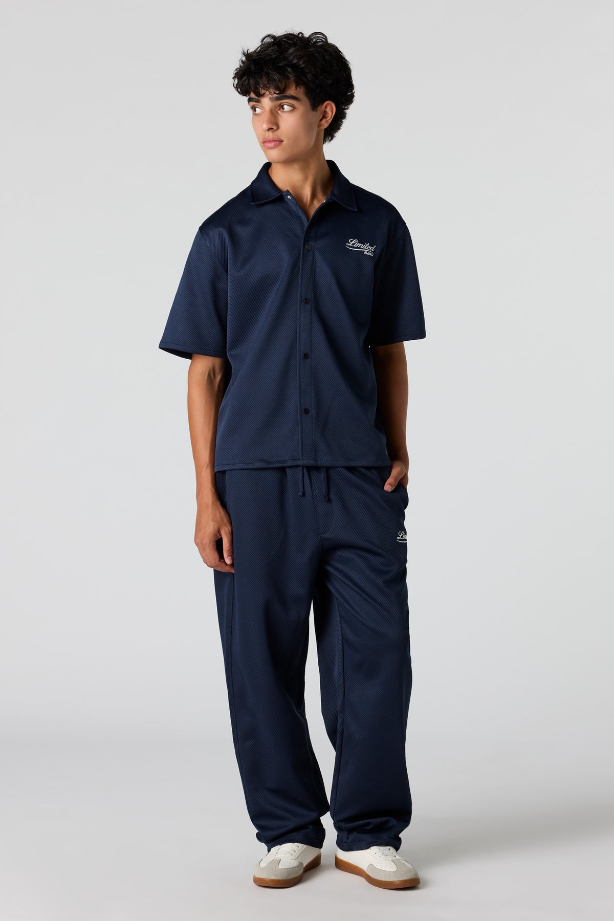 Vue alternative 2. Pantalon d'entraînement texturé avec motif brodé