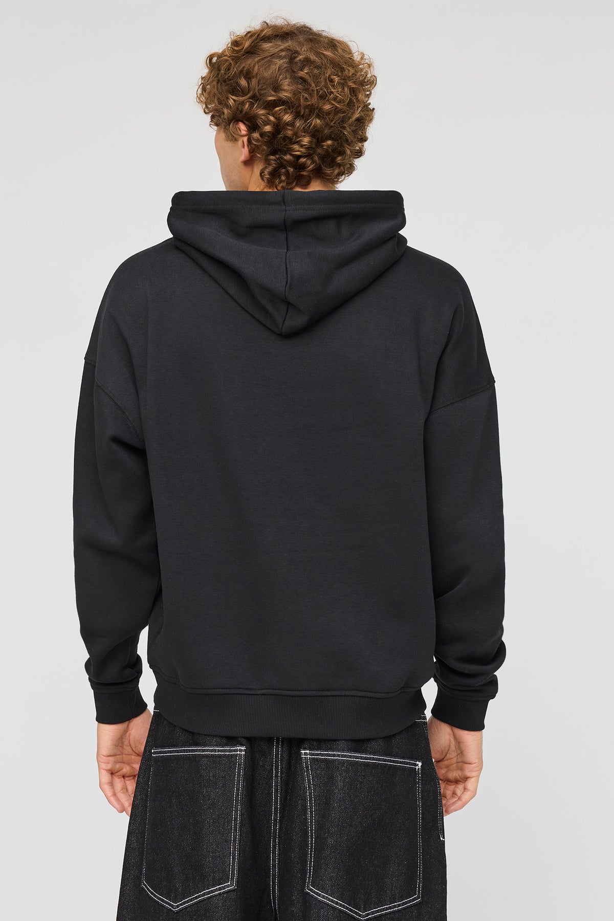 Alt View 2. Tupac Graphic Boxy Fleece Hoodie - Black