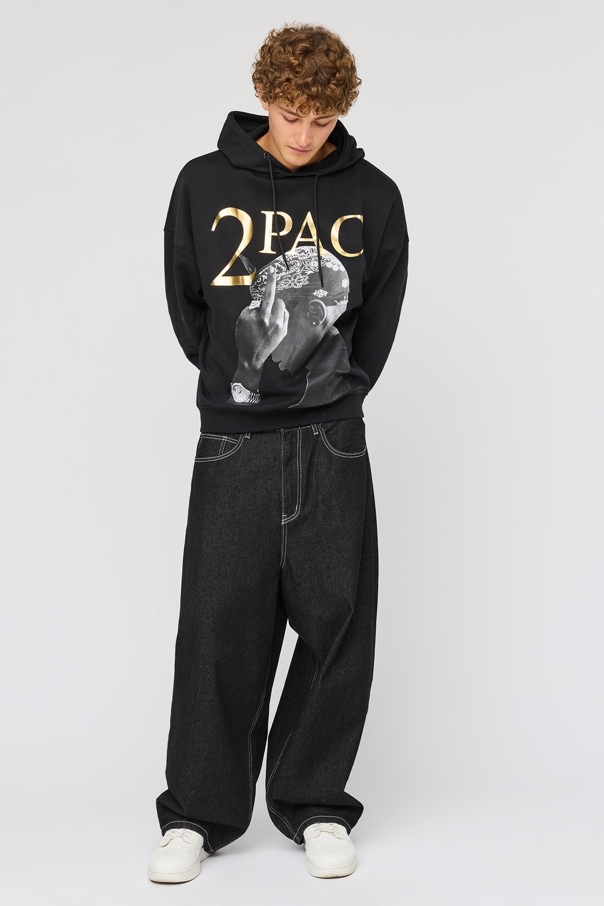 Alt View 3. Tupac Graphic Boxy Fleece Hoodie - Black