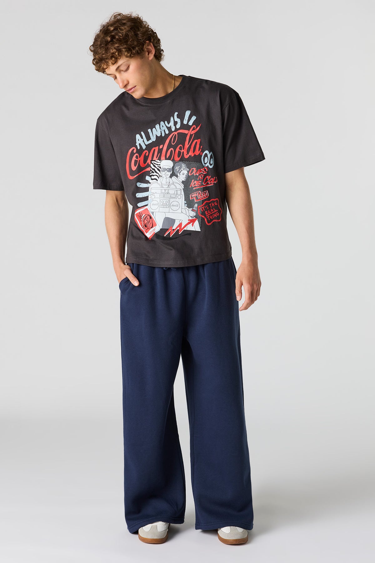 Alt View 3. Coca-Cola Graphic Relaxed T-Shirt - Charcoal