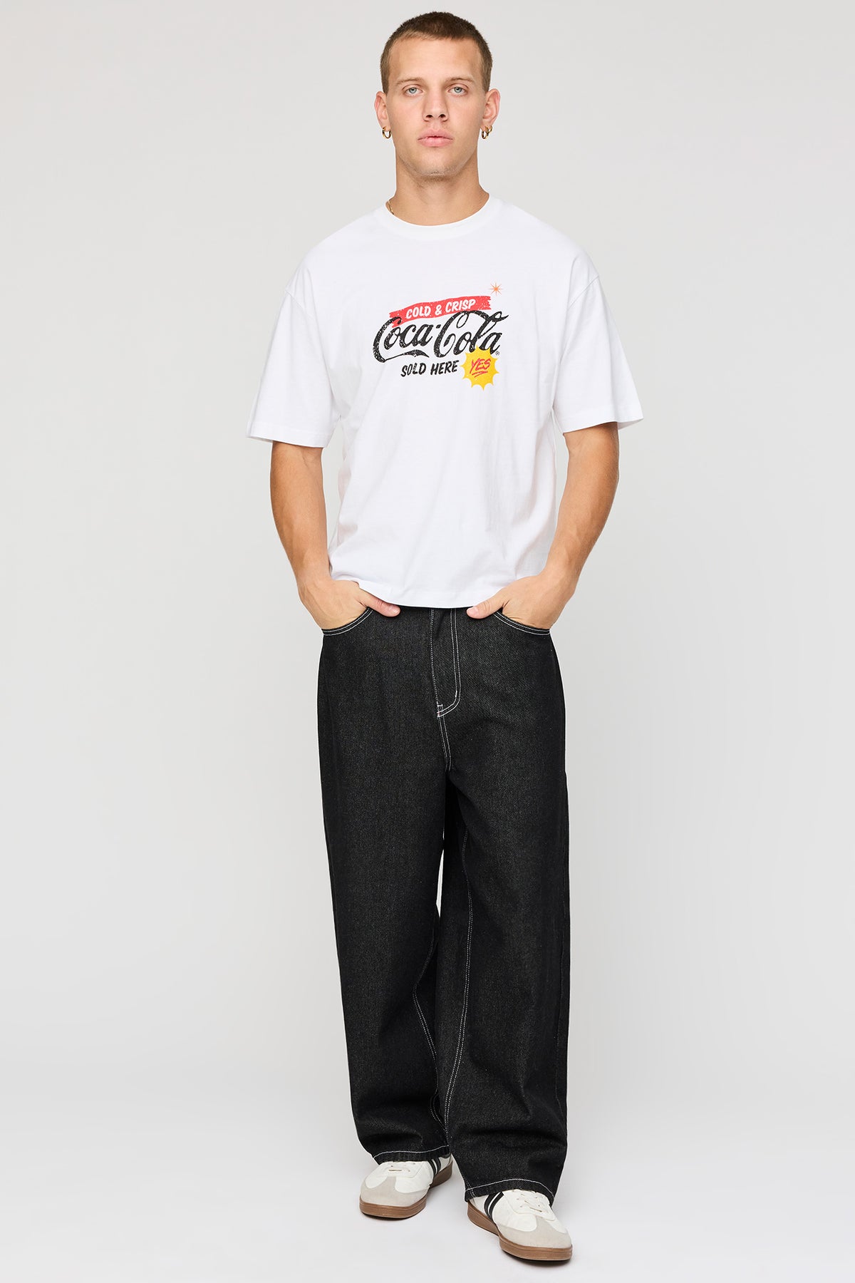 Vue alternative 3. T-shirt carré à imprimé Coca-Cola 