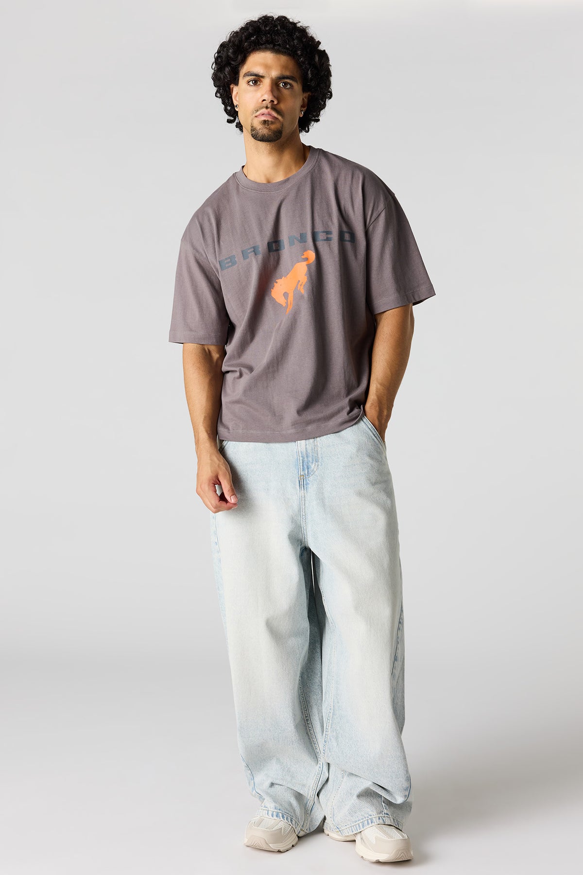 Vue alternative 3. T-shirt carré à imprimé Ford 