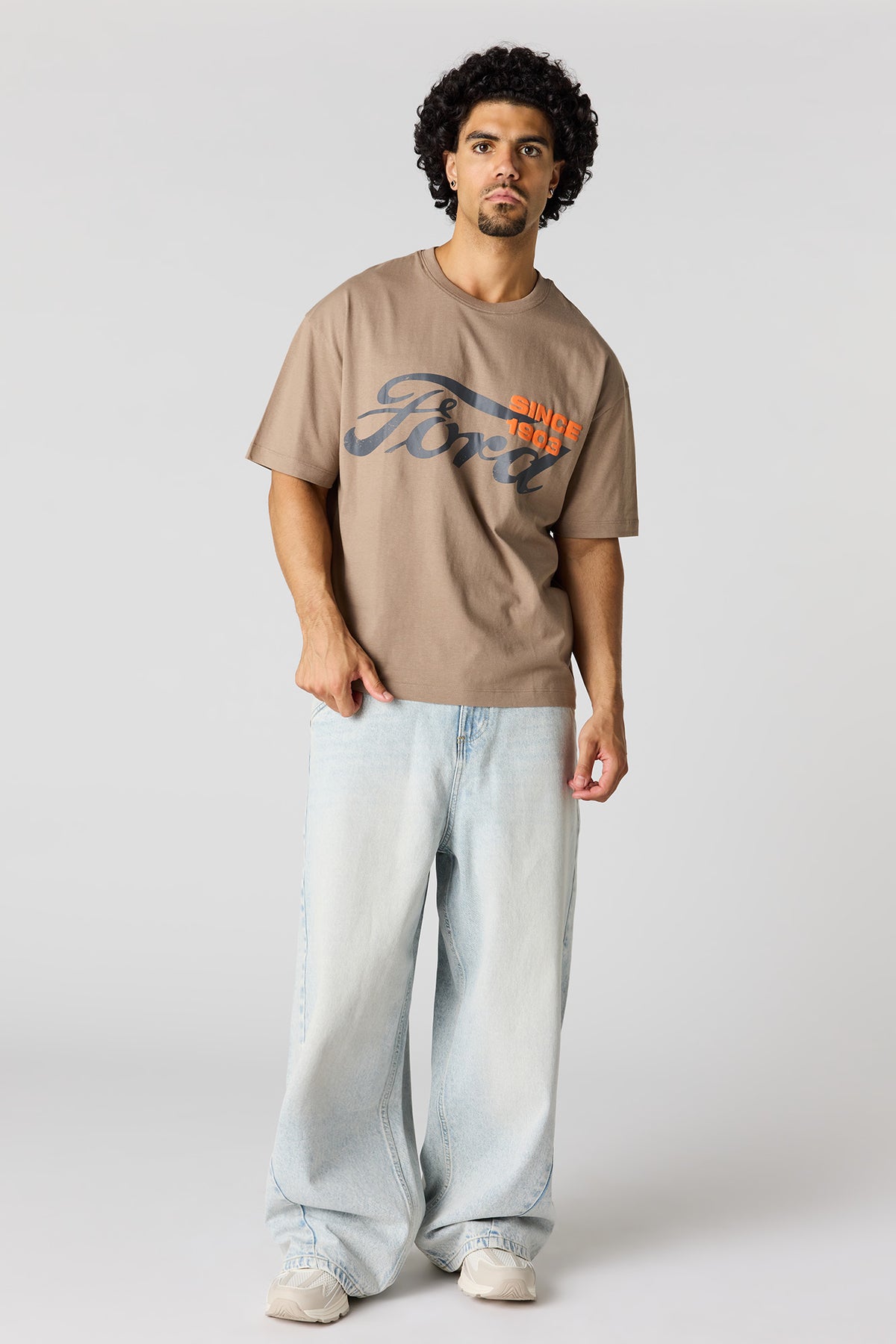 Vue alternative 3. T-shirt carré à imprimé Ford 