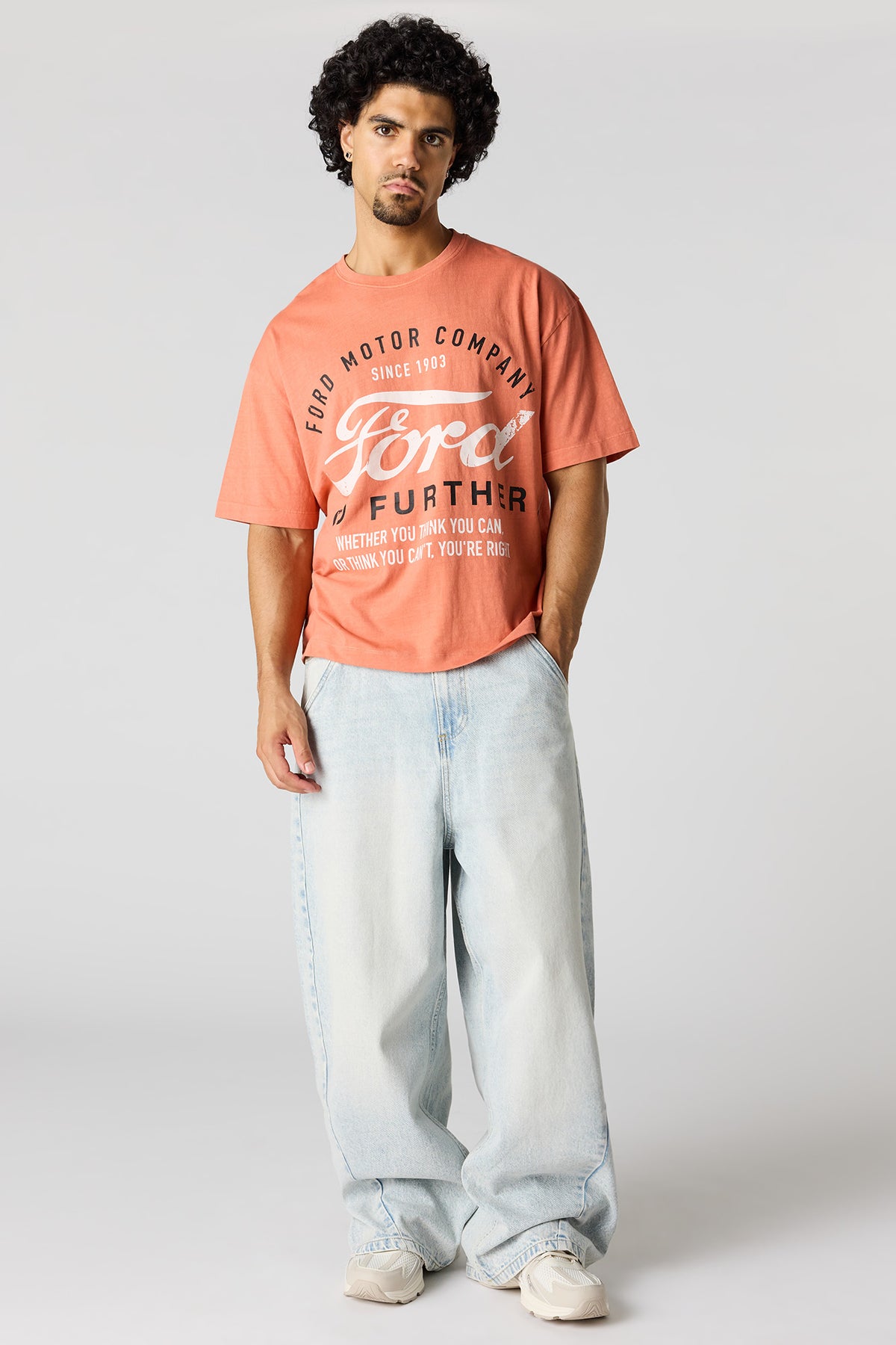 Vue alternative 3. T-shirt carré à imprimé Ford 