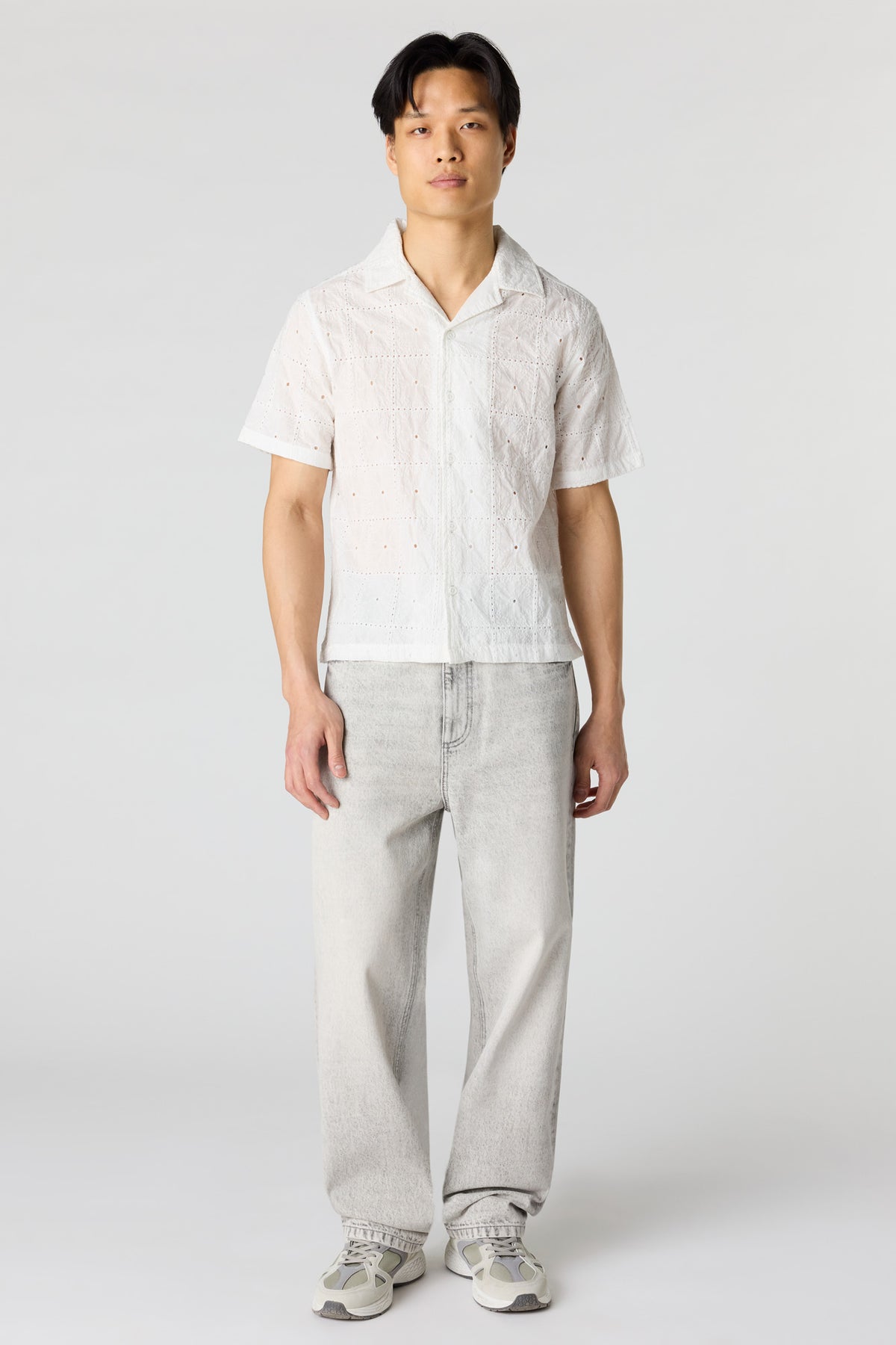 Vue alternative 2. Jean baggy gris pâle