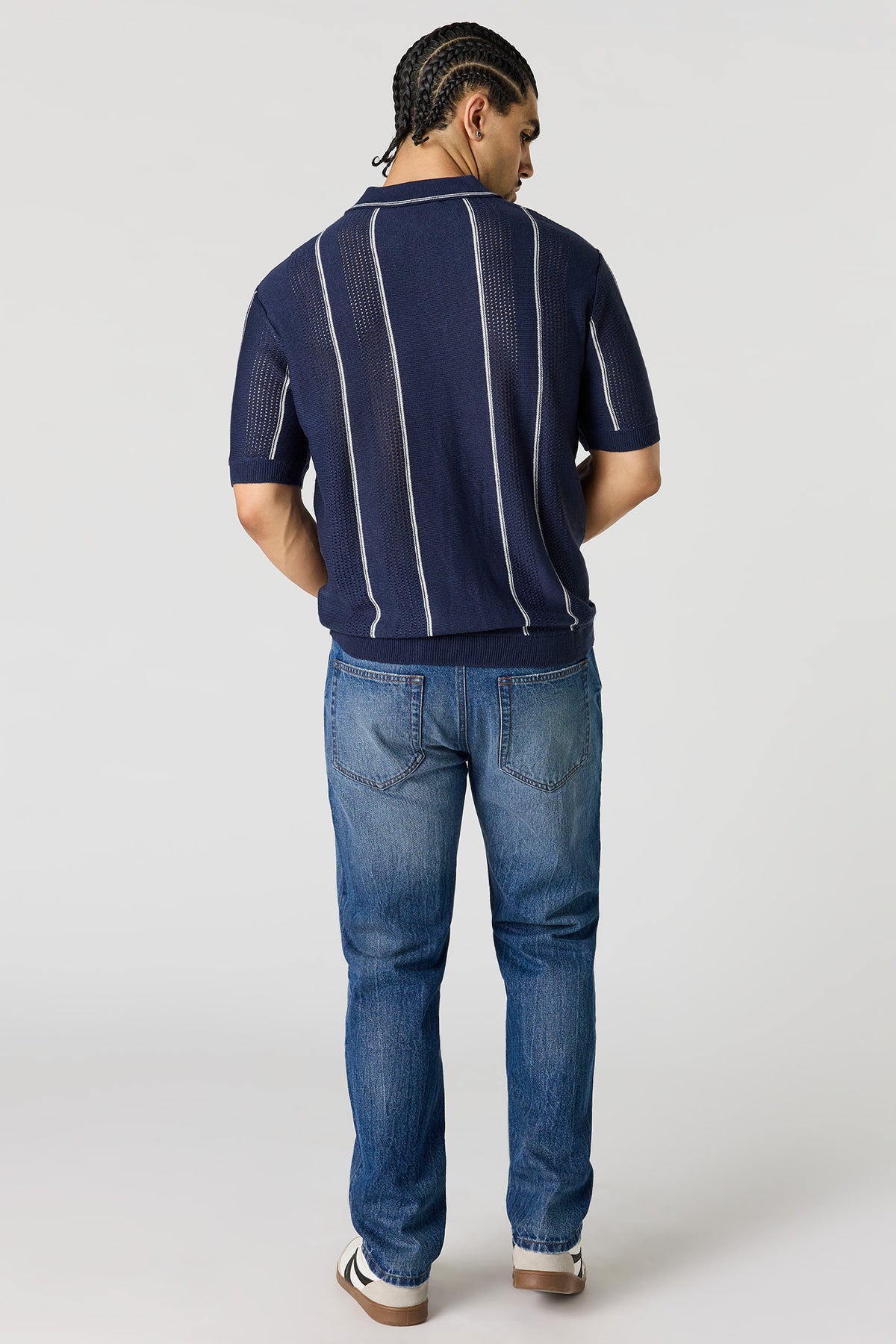 Vue alternative 3. Jean à jambe droite délavé foncé