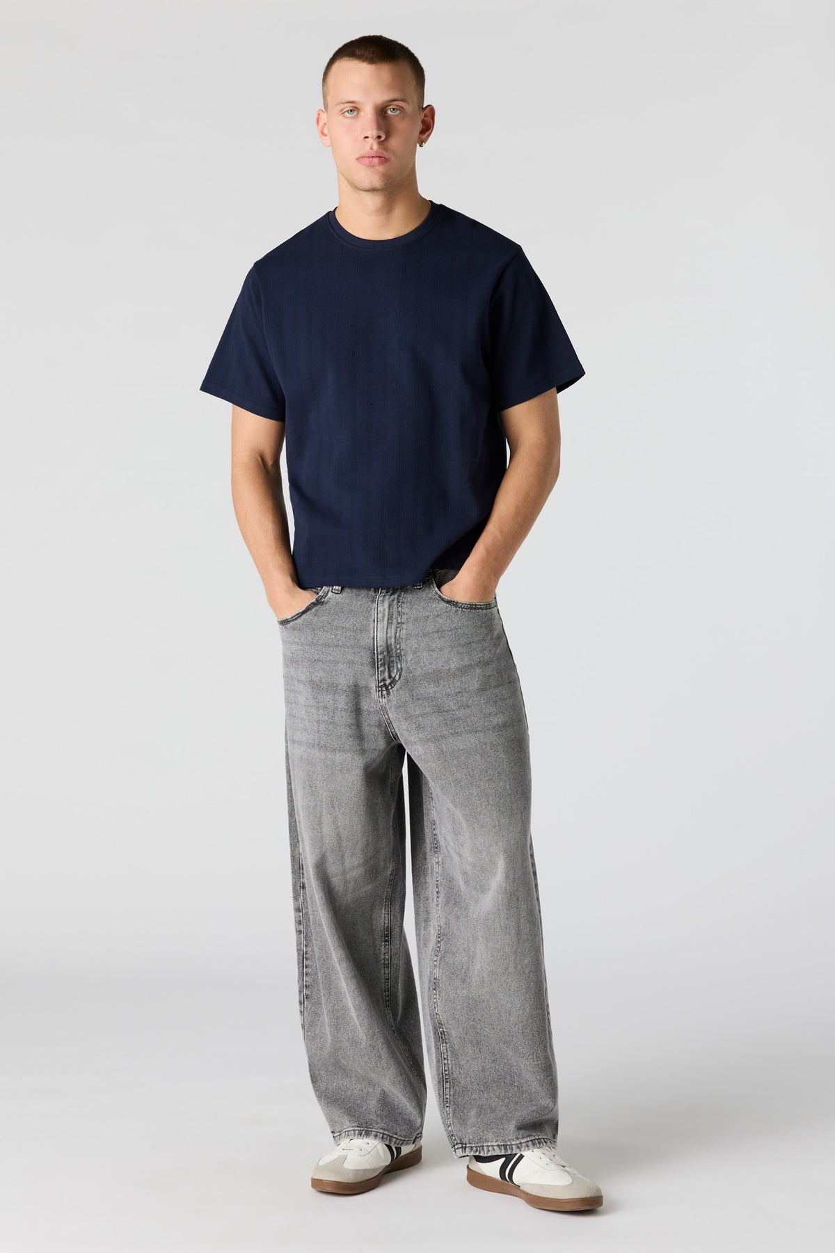 Alt View 3. Textured T-Shirt - Navy