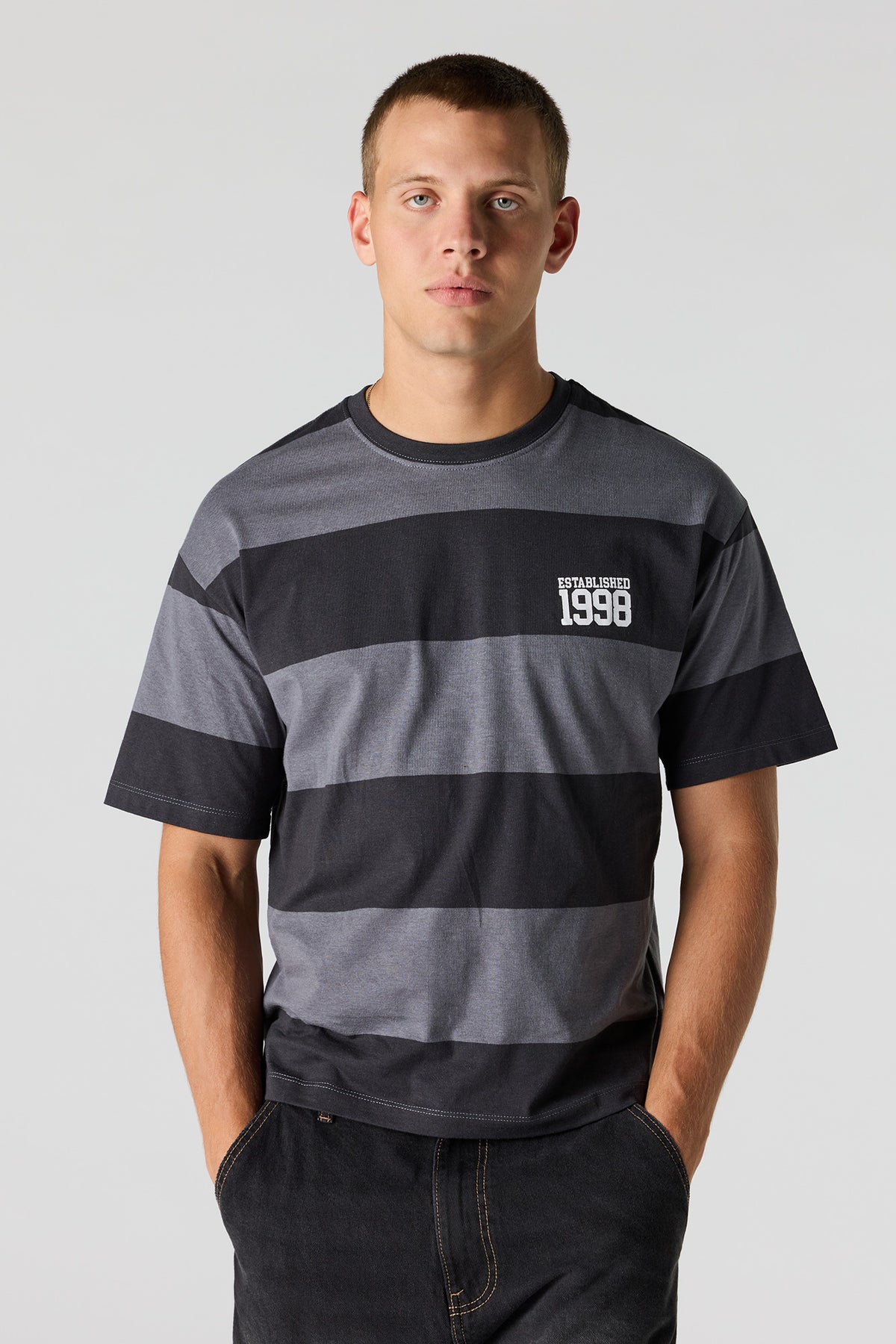 Vue alternative 2. T-shirt carré rayé