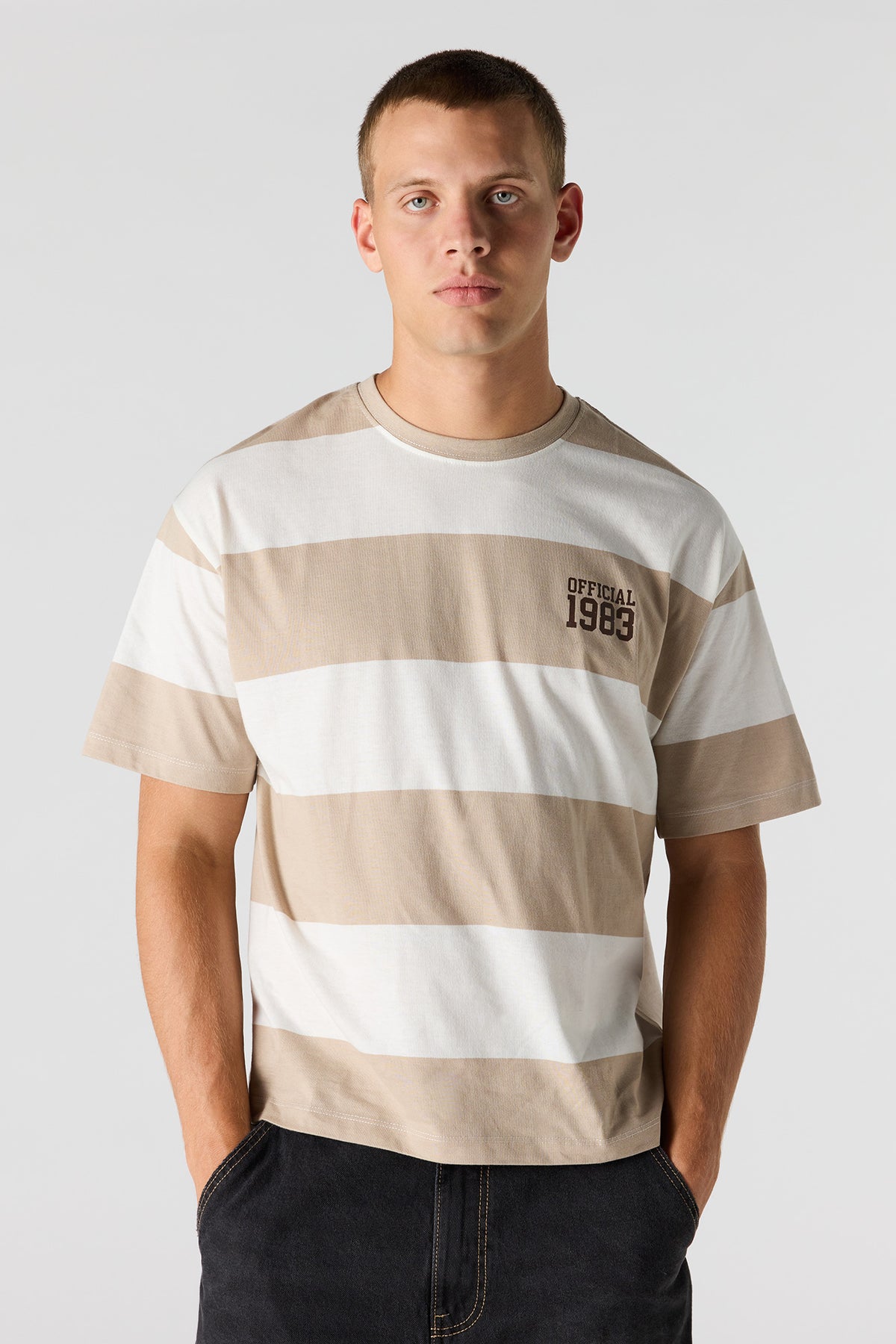 Vue alternative 2. T-shirt carré rayé