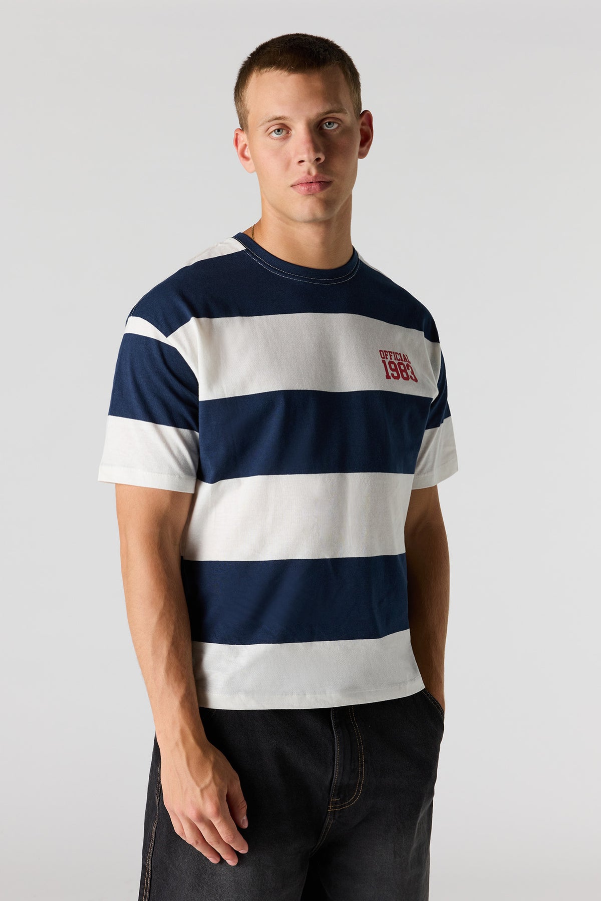 Vue alternative 2. T-shirt carré rayé