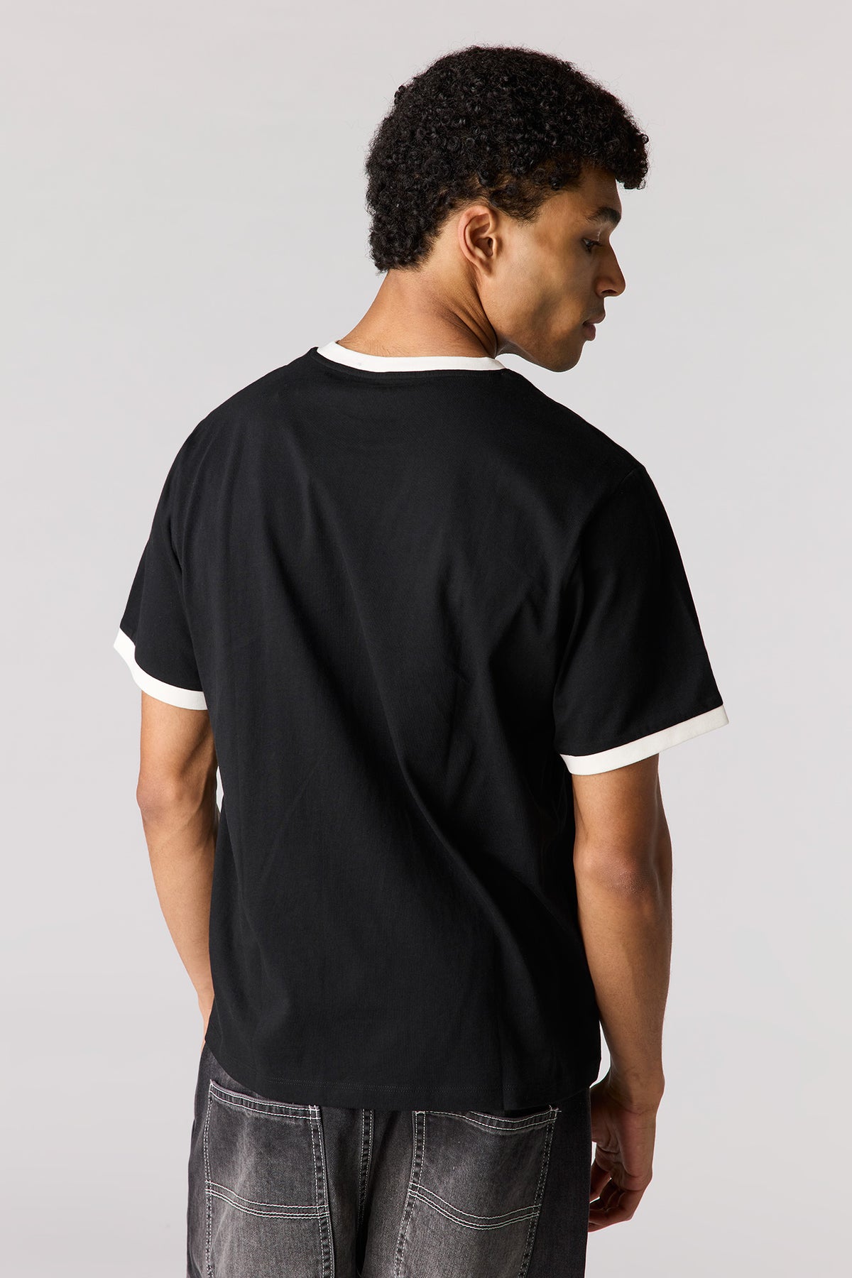 Vue alternative 2. T-shirt à liséré contrastant