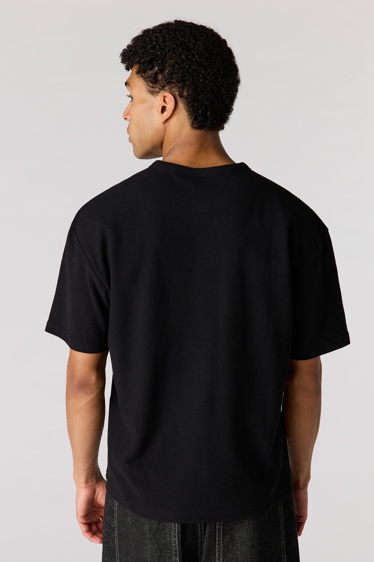Vue alternative 2. T-shirt Henley en tricot