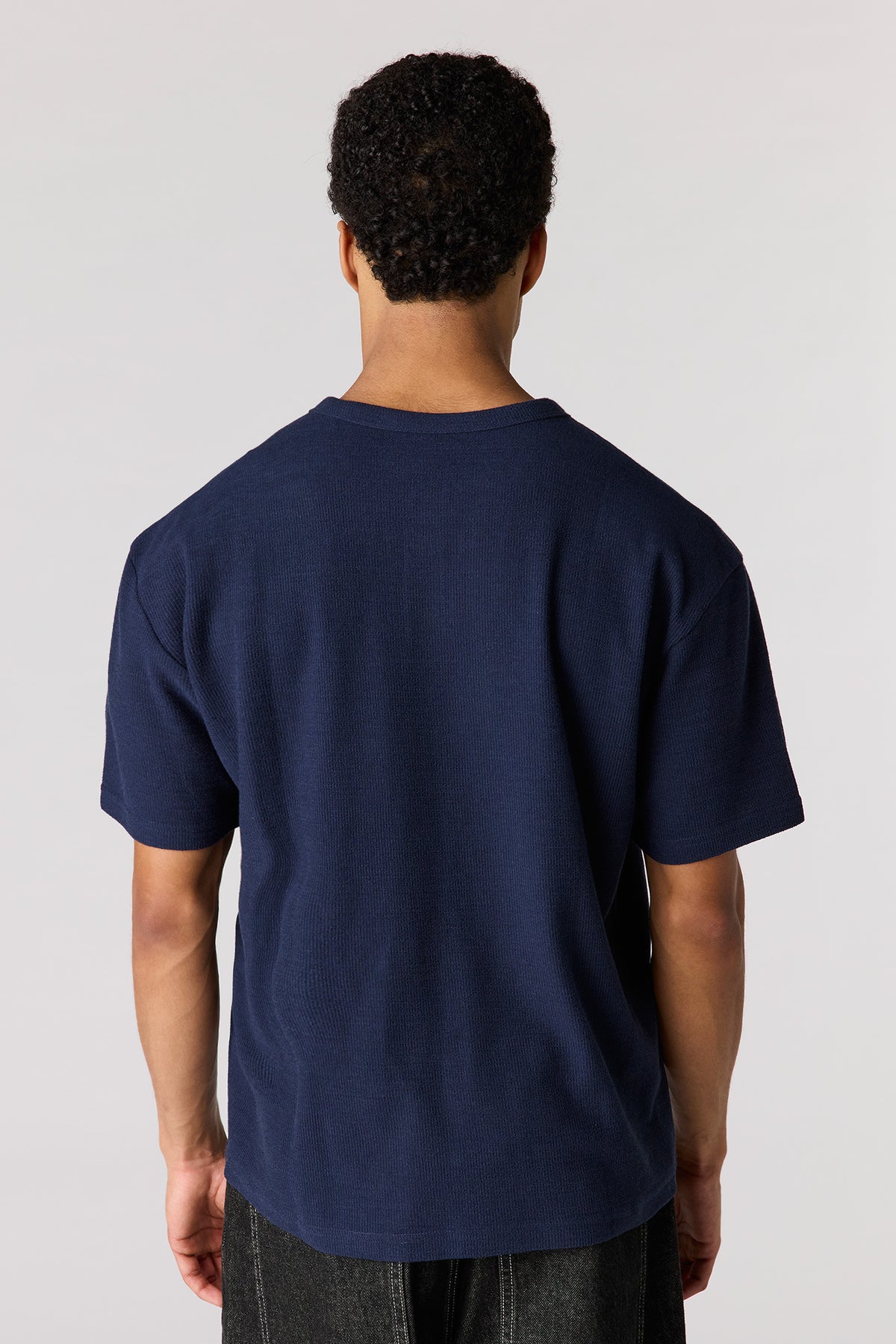 Vue alternative 2. T-shirt Henley en tricot