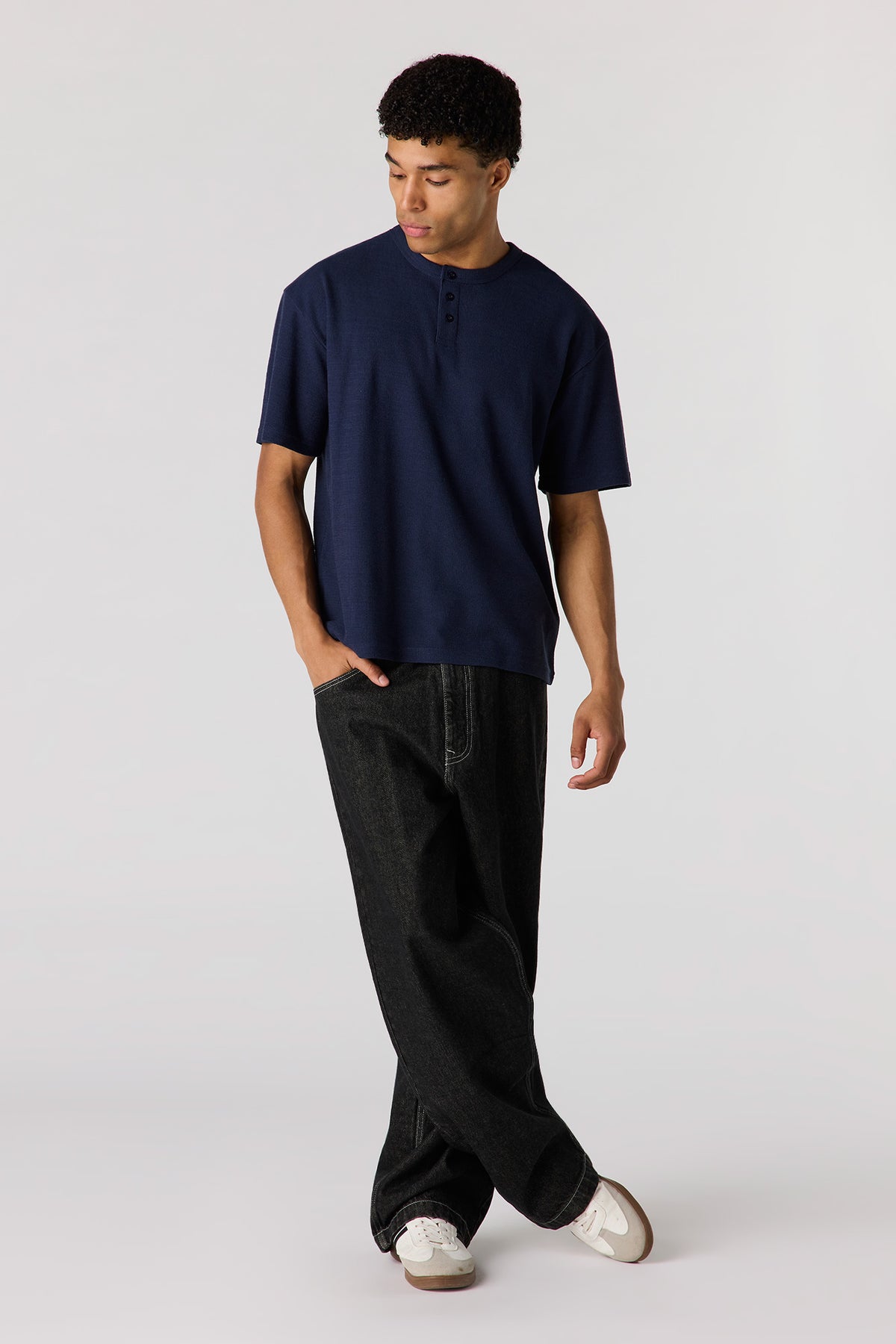 Vue alternative 3. T-shirt Henley en tricot