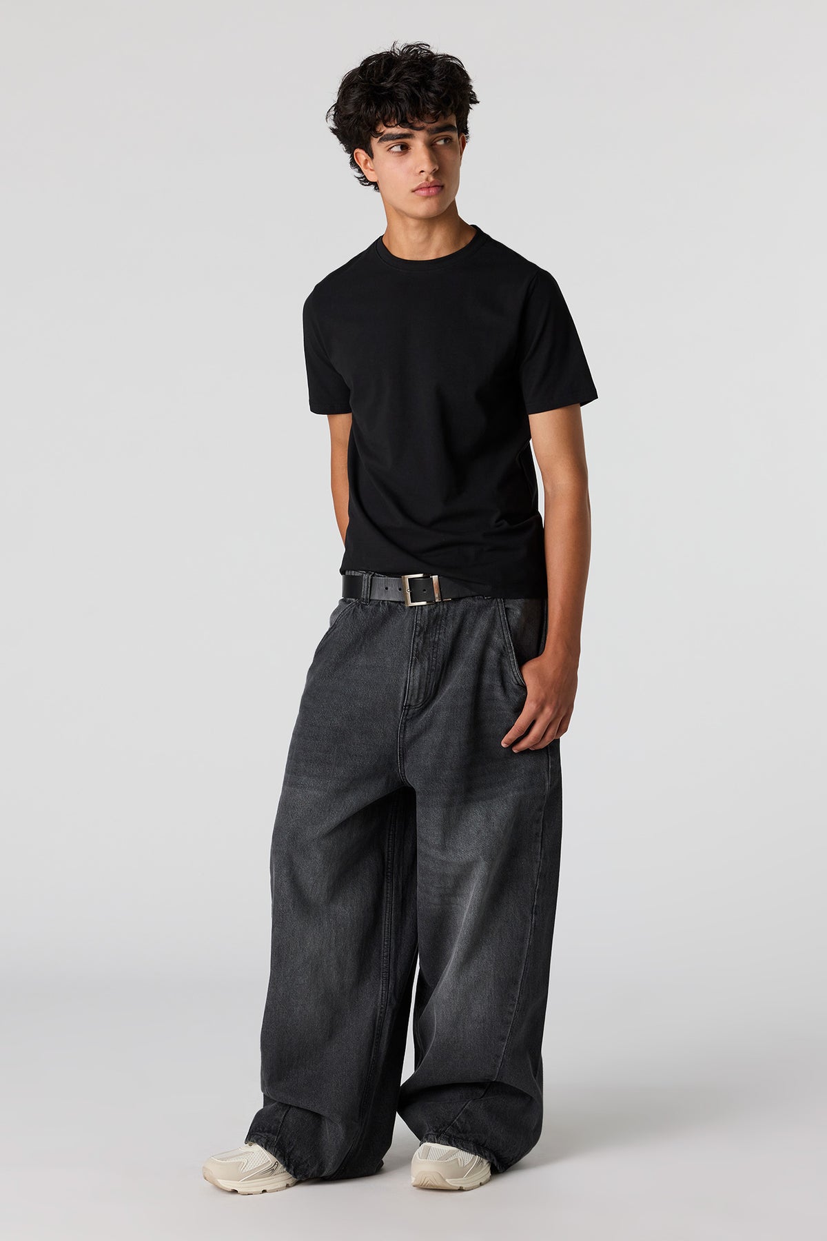 Alt View 3. Slim T-Shirt - Black