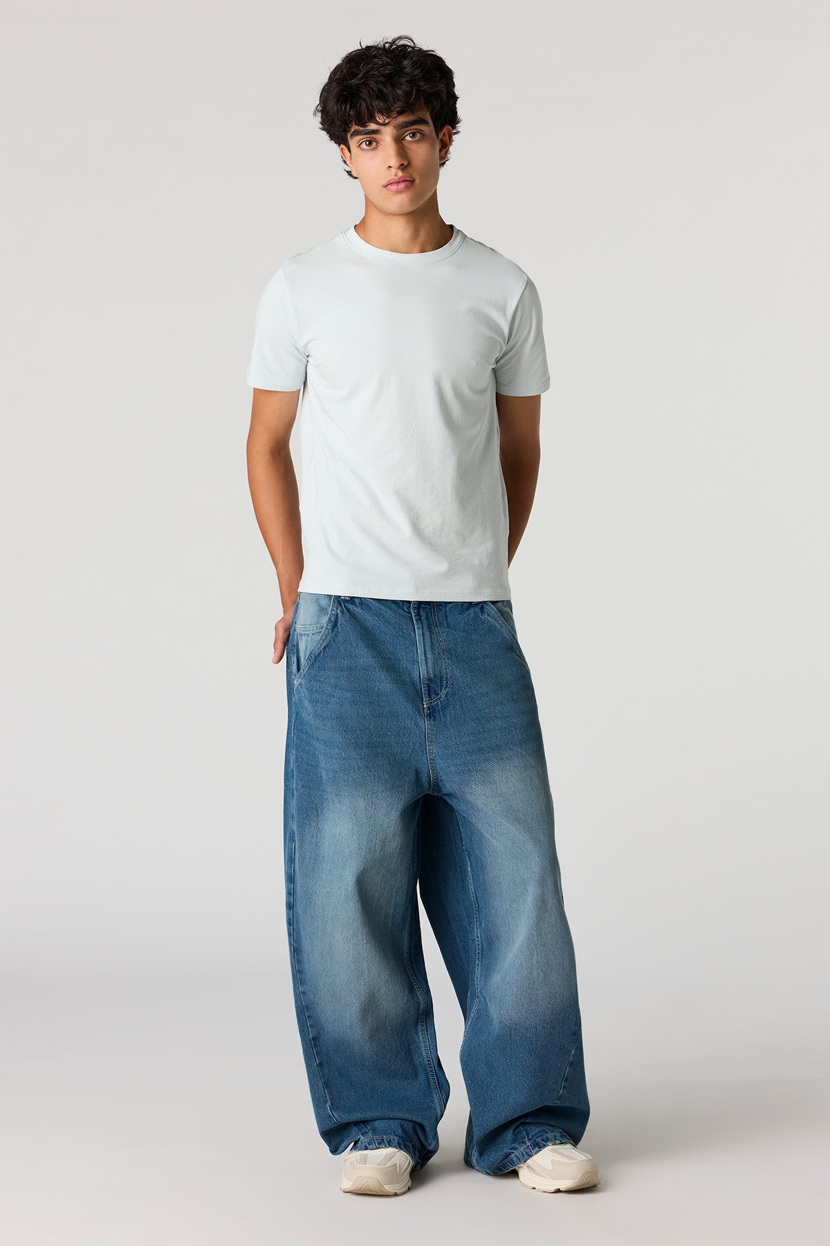 Alt View 3. Slim T-Shirt - Light Blue