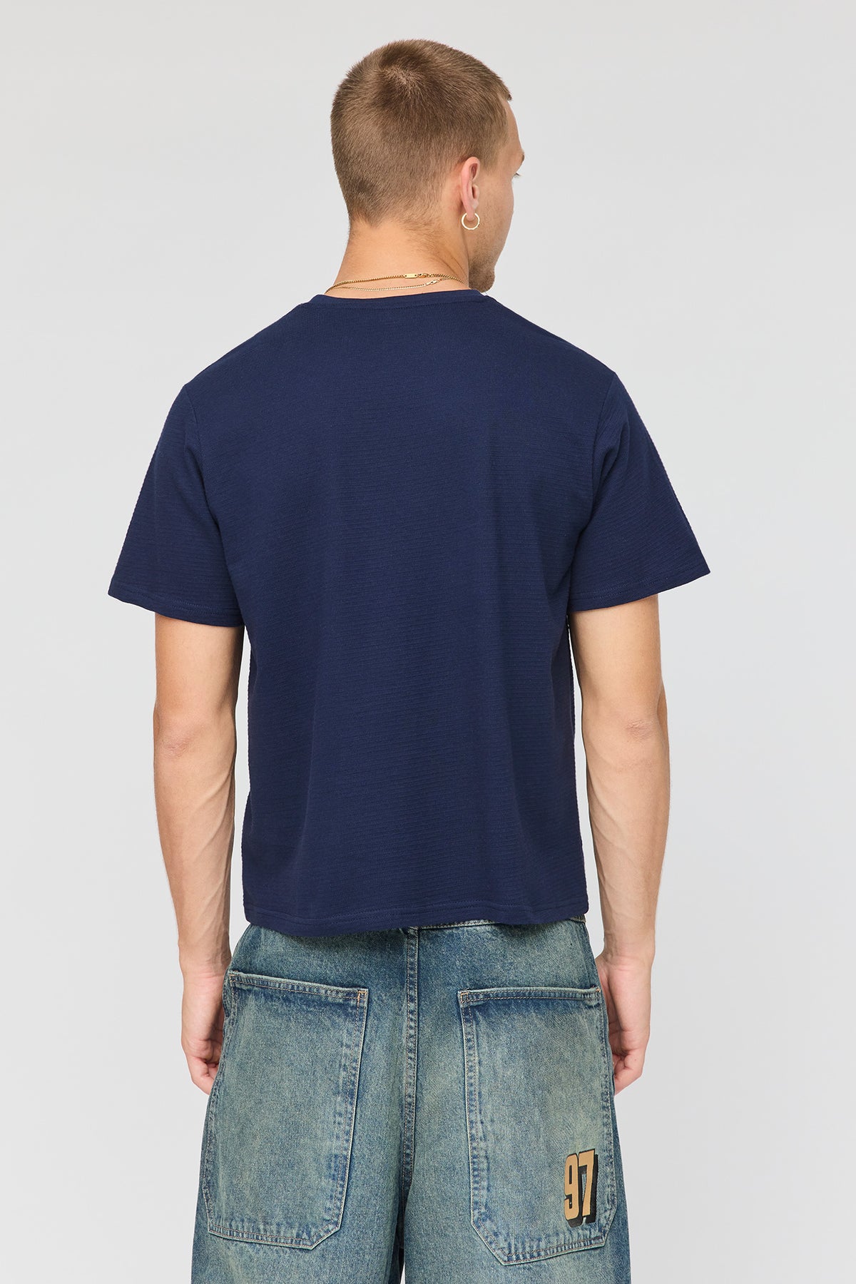Vue alternative 2. T-shirt texturé