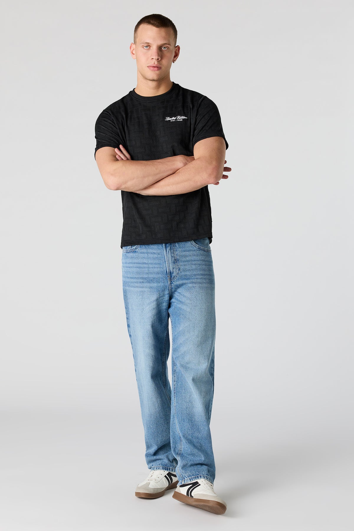Vue alternative 3. T-shirt en tricot avec motif brodé