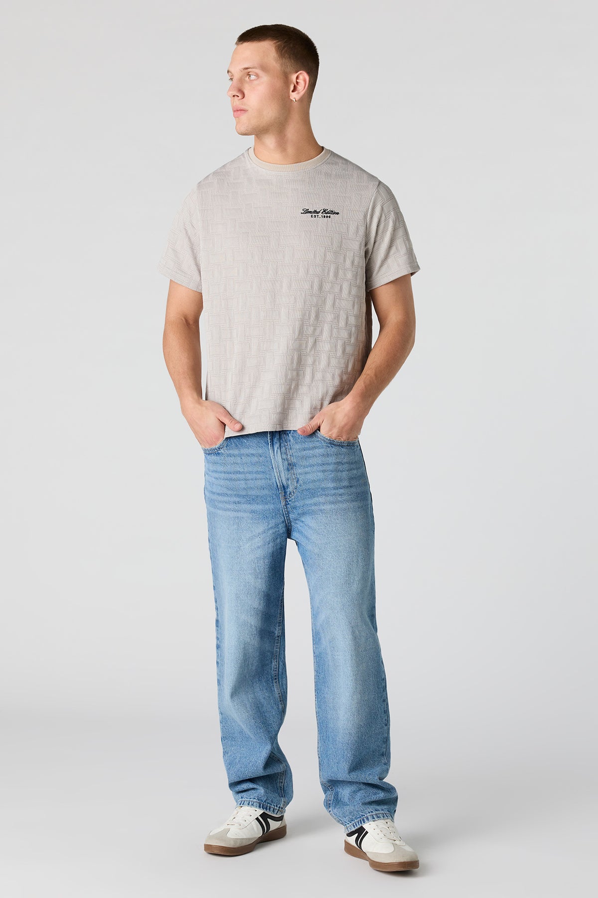 Vue alternative 3. T-shirt en tricot avec motif brodé