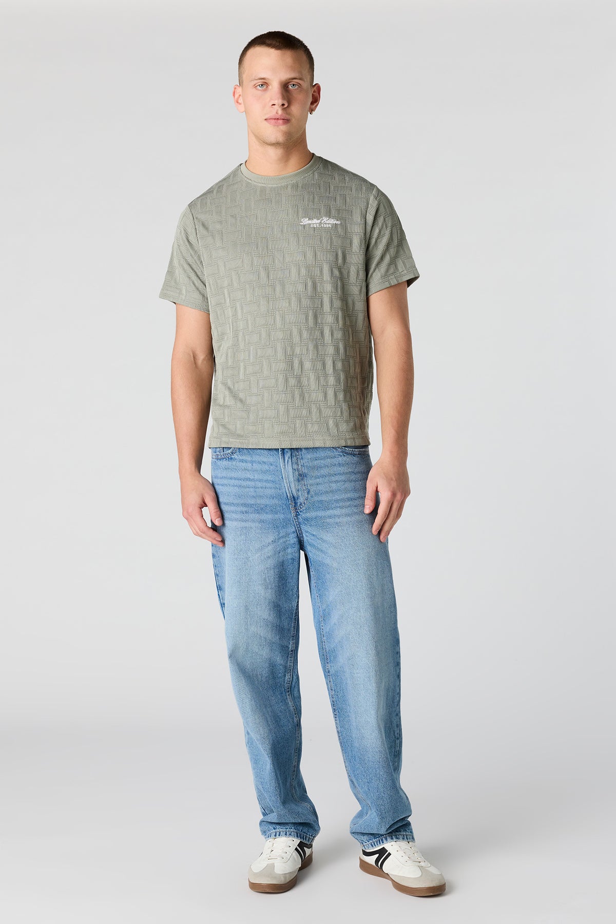 Vue alternative 3. T-shirt en tricot avec motif brodé