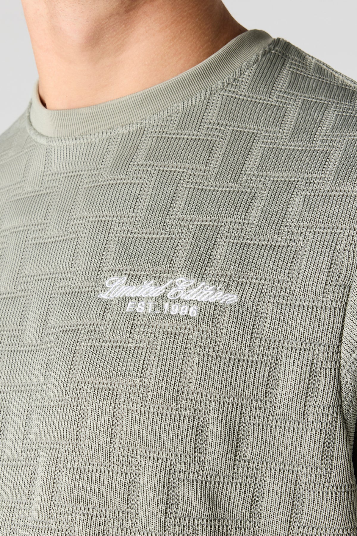 Vue alternative 4. T-shirt en tricot avec motif brodé