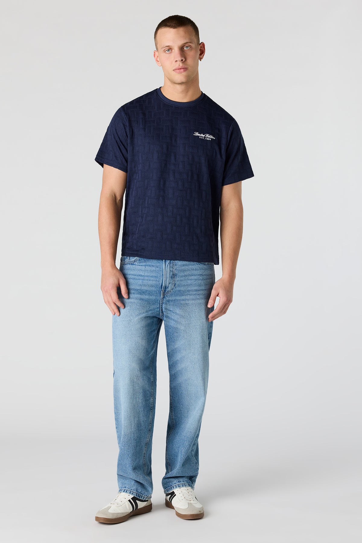 Vue alternative 3. T-shirt en tricot avec motif brodé