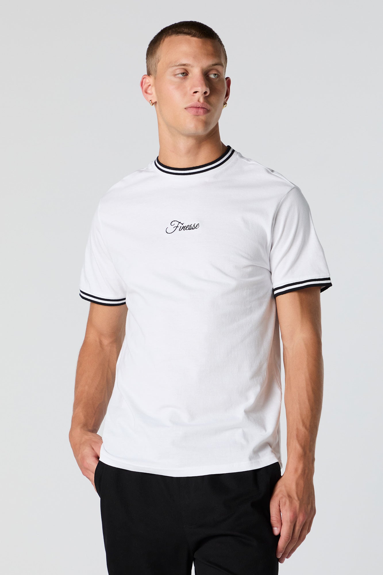 T-shirt avec motif brodé Finesse et liséré contrastant