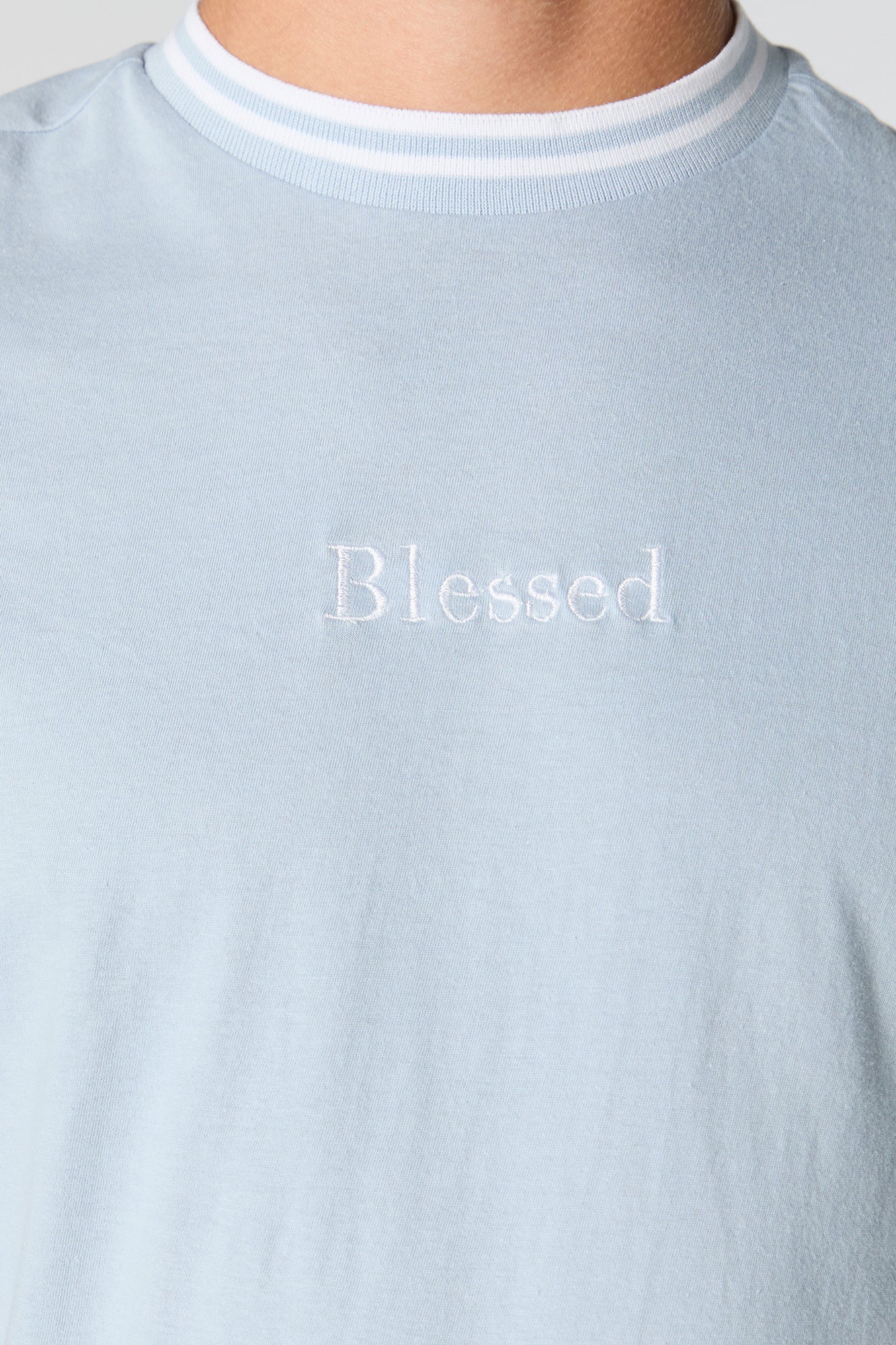 T-shirt avec motif brodé Blessed et liséré contrastant