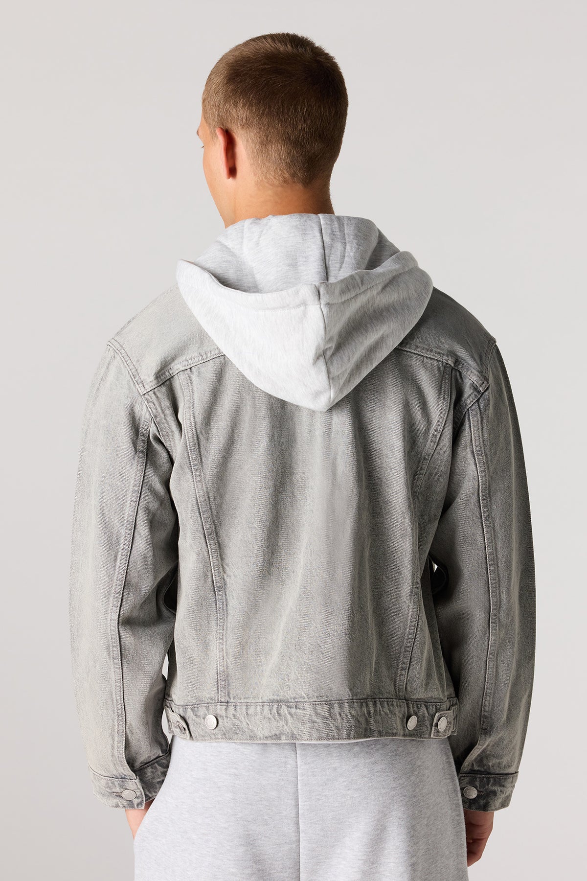 Vue alternative 2. Blouson de camionneur en denim avec capuchon amovible