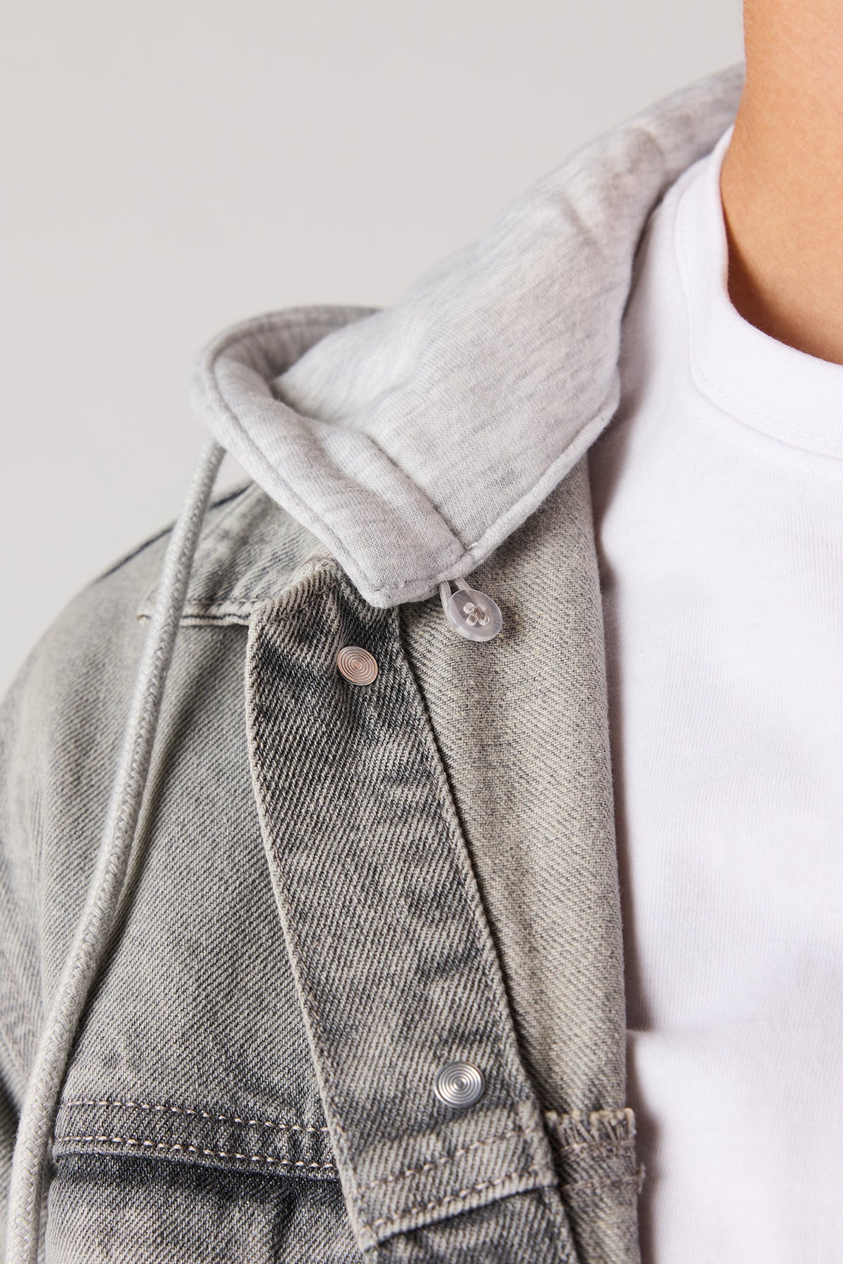 Vue alternative 4. Blouson de camionneur en denim avec capuchon amovible