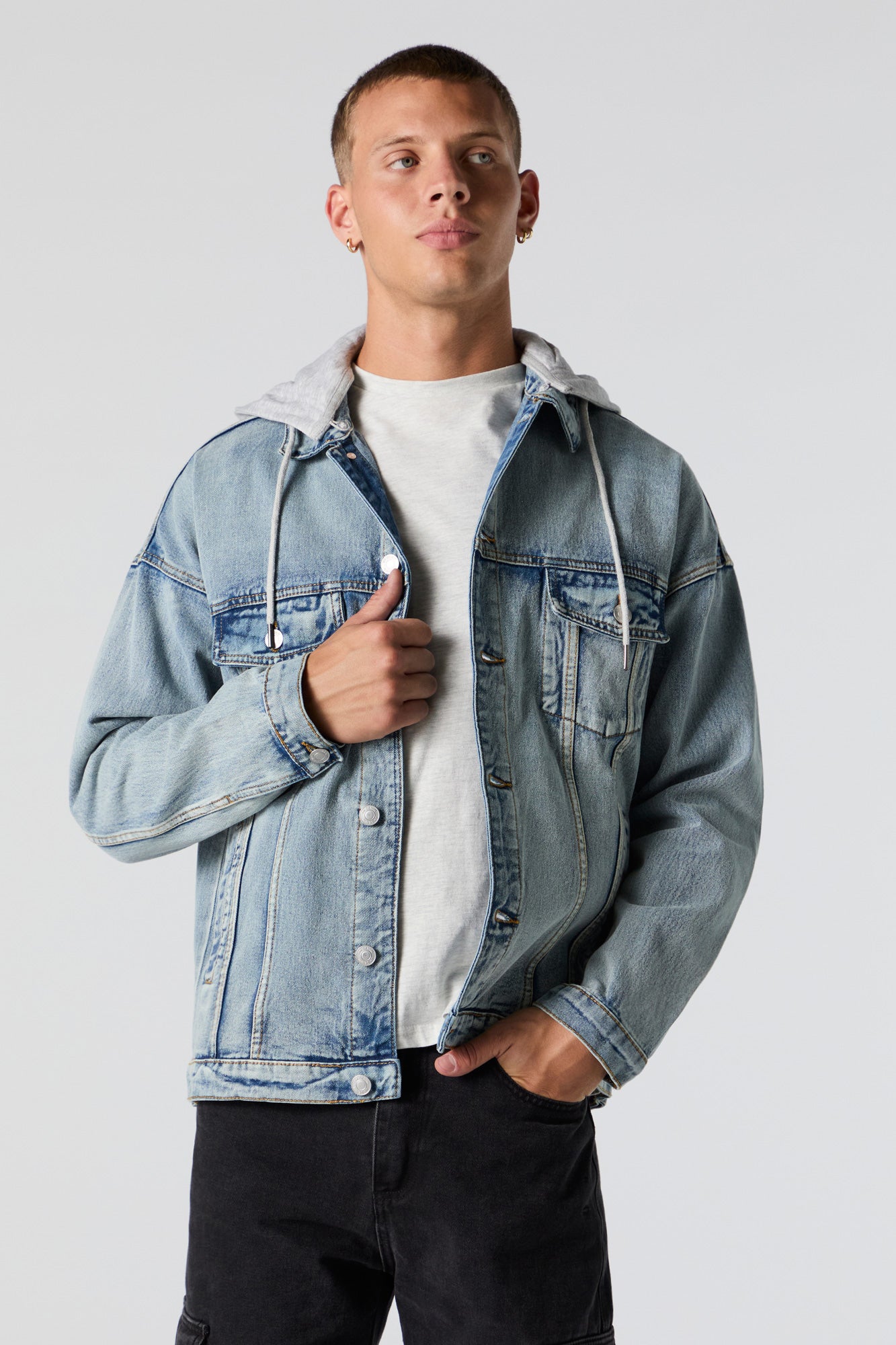 Blouson de style camionneur en denim avec capuchon amovible