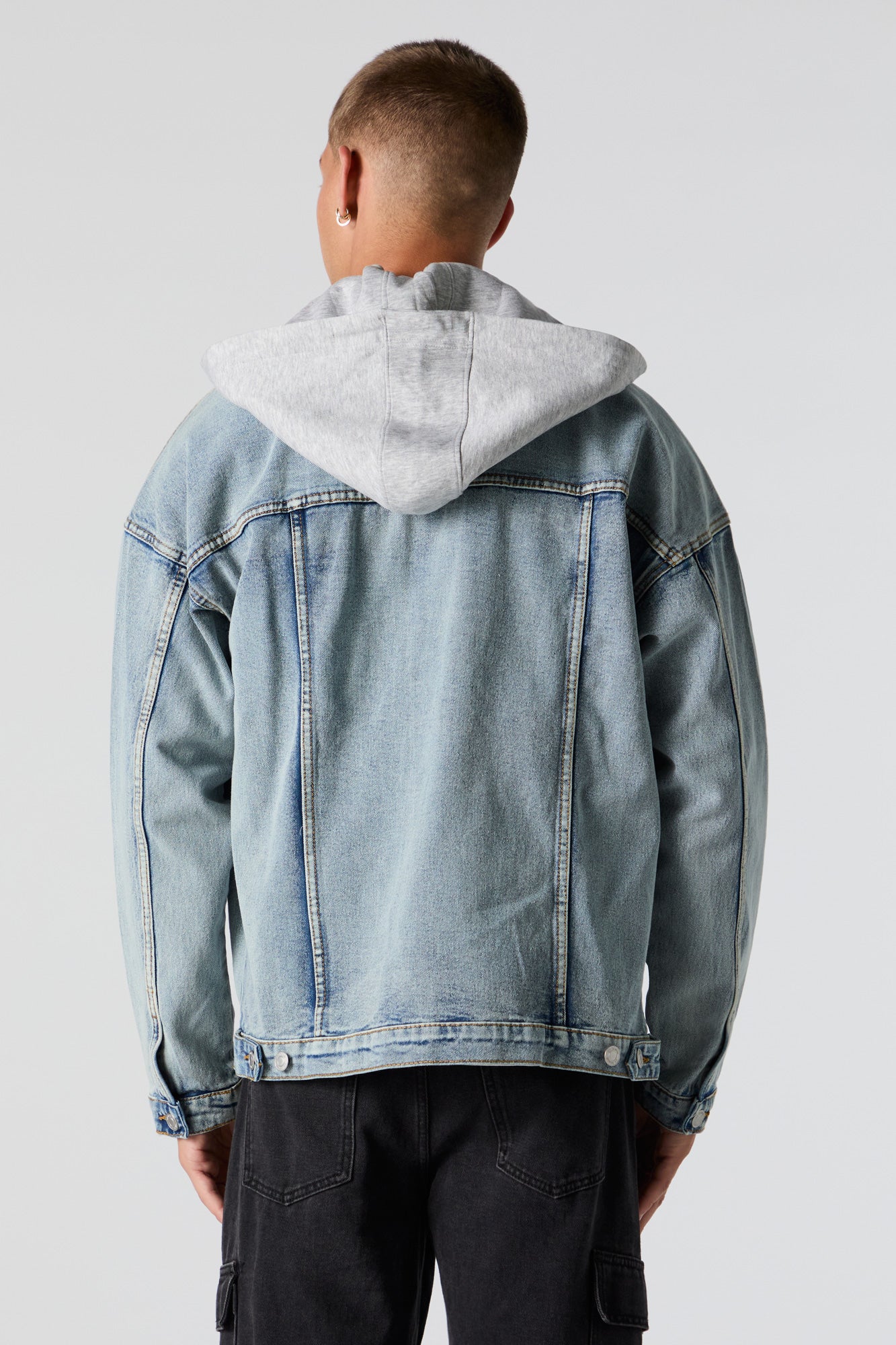 Blouson de style camionneur en denim avec capuchon amovible