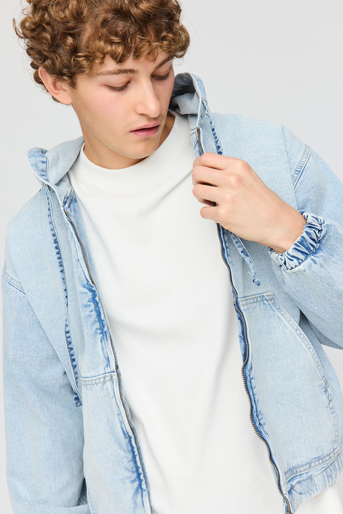 Vue alternative 4. Blouson aviateur à capuchon en denim