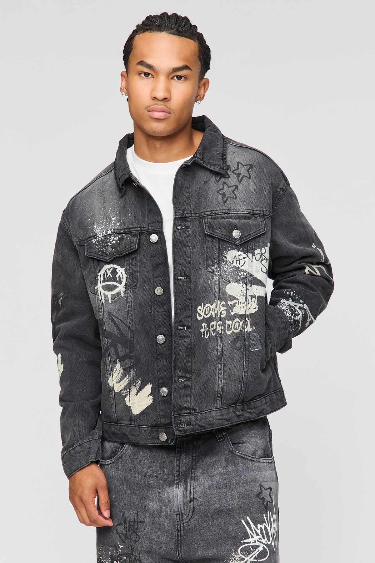 Blouson carré en denim à imprimé graffitis