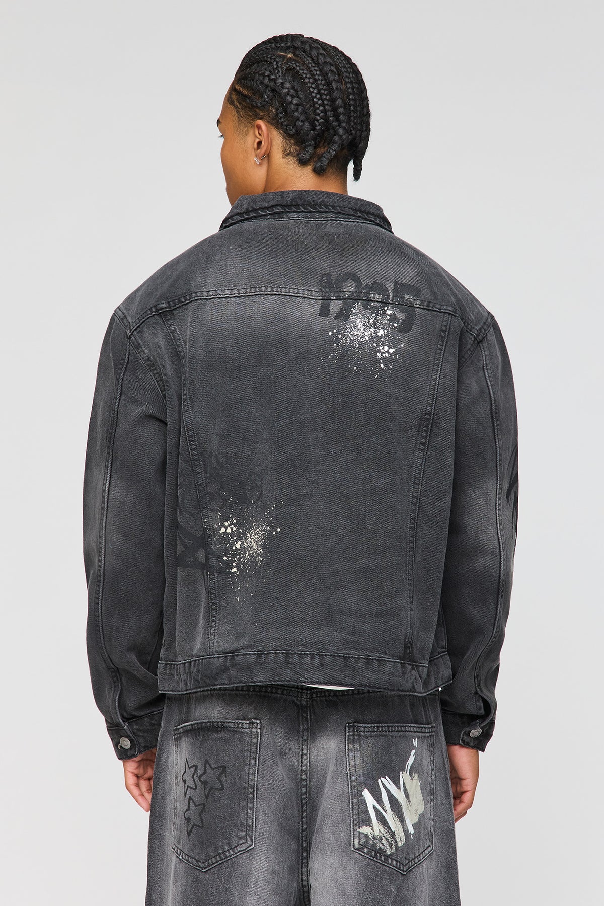 Vue alternative 2. Blouson carré en denim à imprimé graffitis