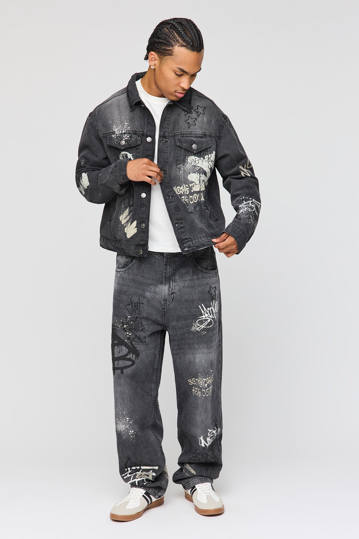 Vue alternative 3. Blouson carré en denim à imprimé graffitis
