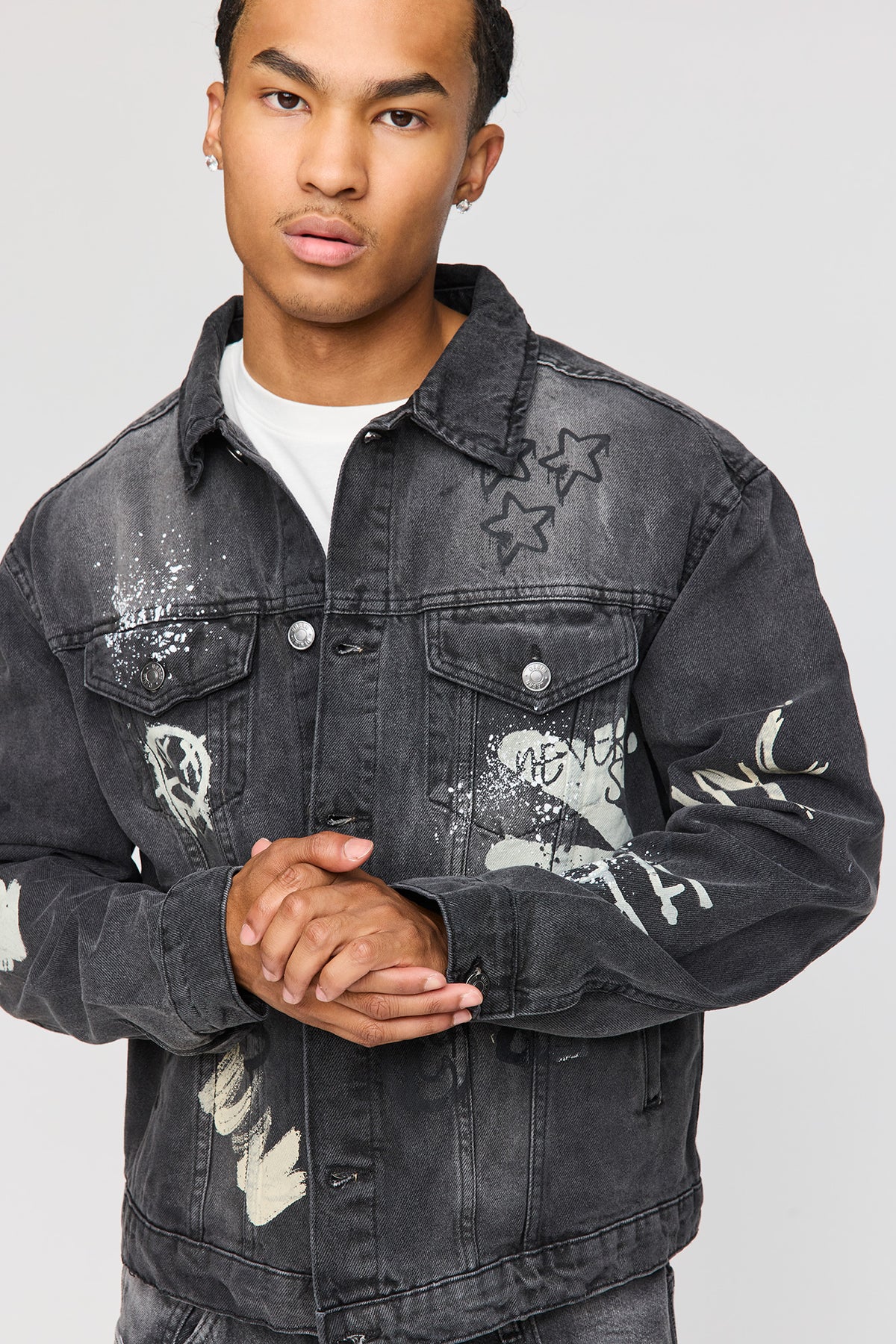 Vue alternative 4. Blouson carré en denim à imprimé graffitis