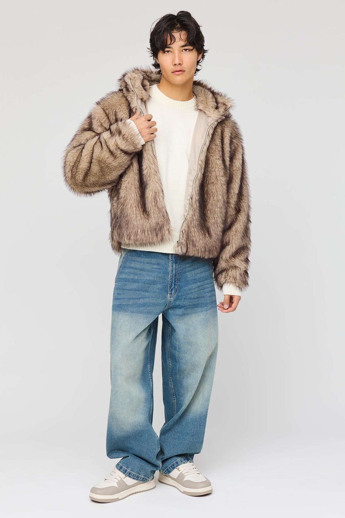 Vue alternative 3. Blouson à capuchon en similifourrure avec fermeture à glissière
