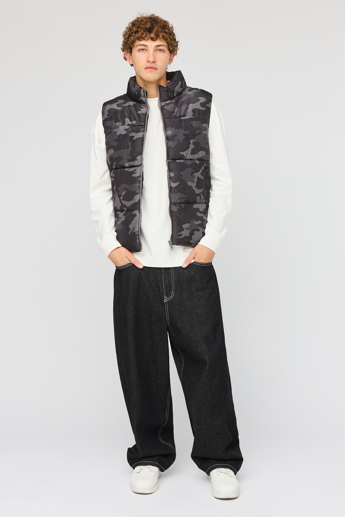 Alt View 3. Puffer Vest - Camouflage