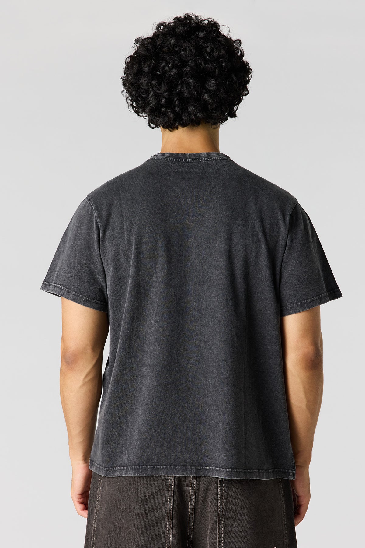 Alt View 2. Floral Graphic Washed T-Shirt - Black