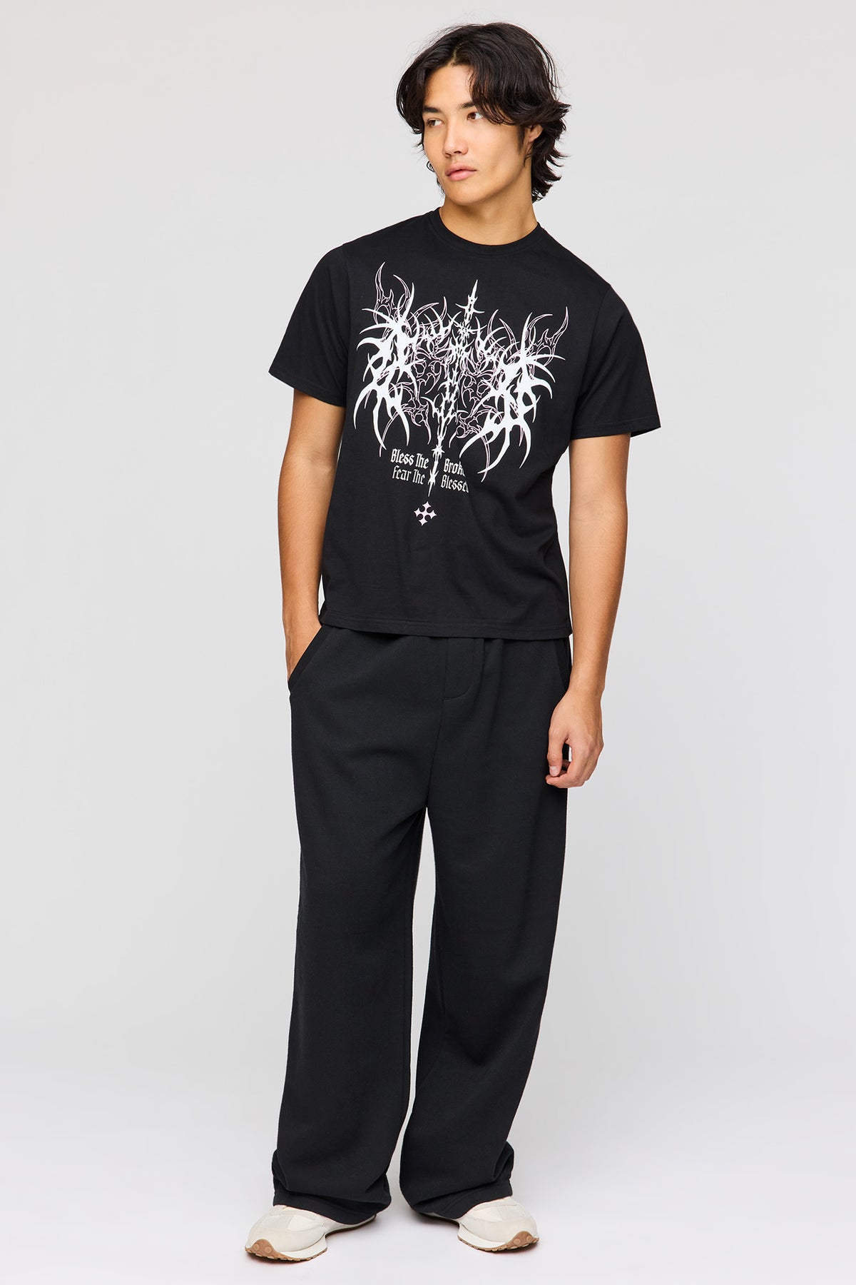 Alt View 3. Graphic T-Shirt - Black