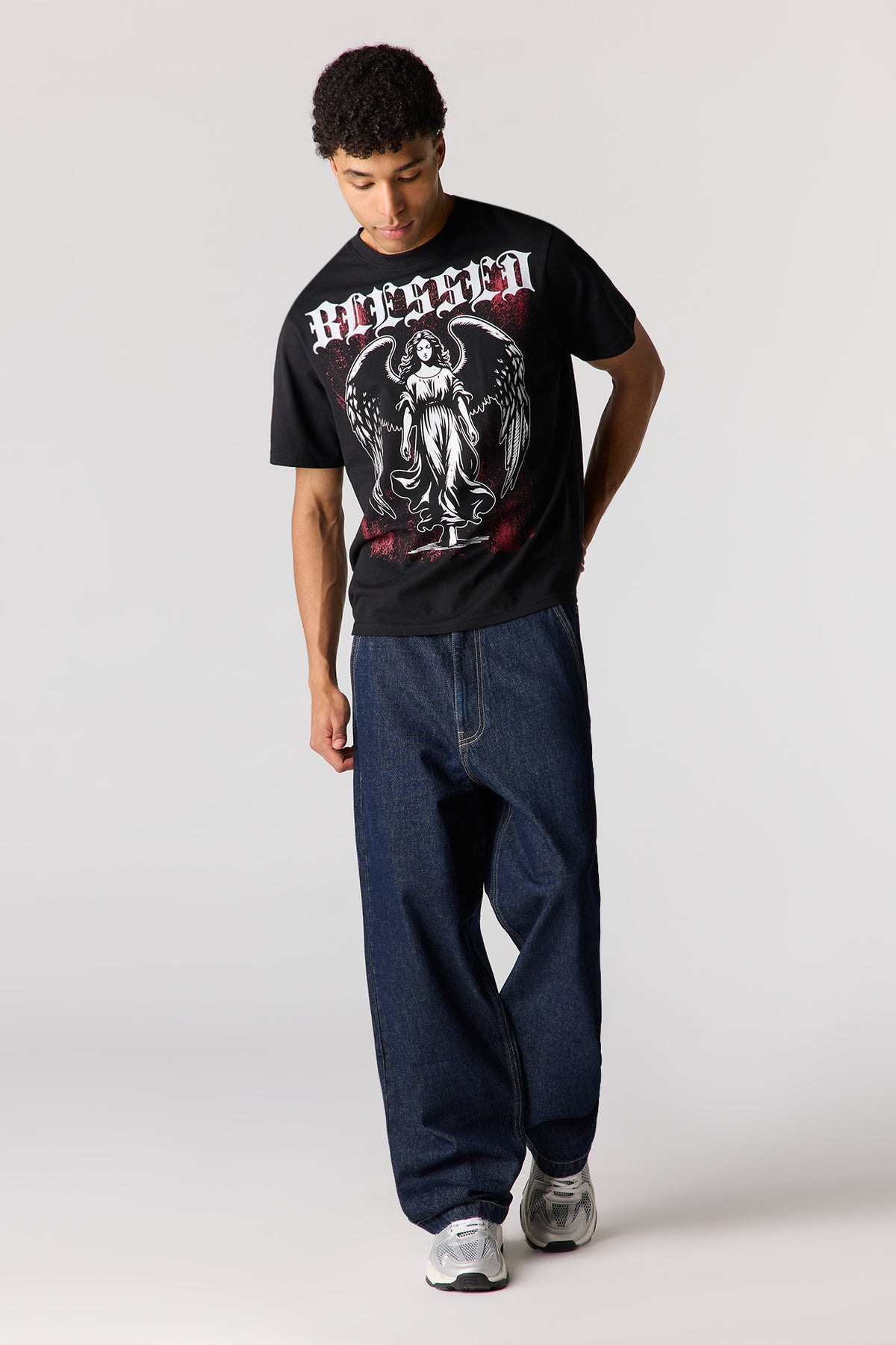 Alt View 3. Graphic T-Shirt - Black