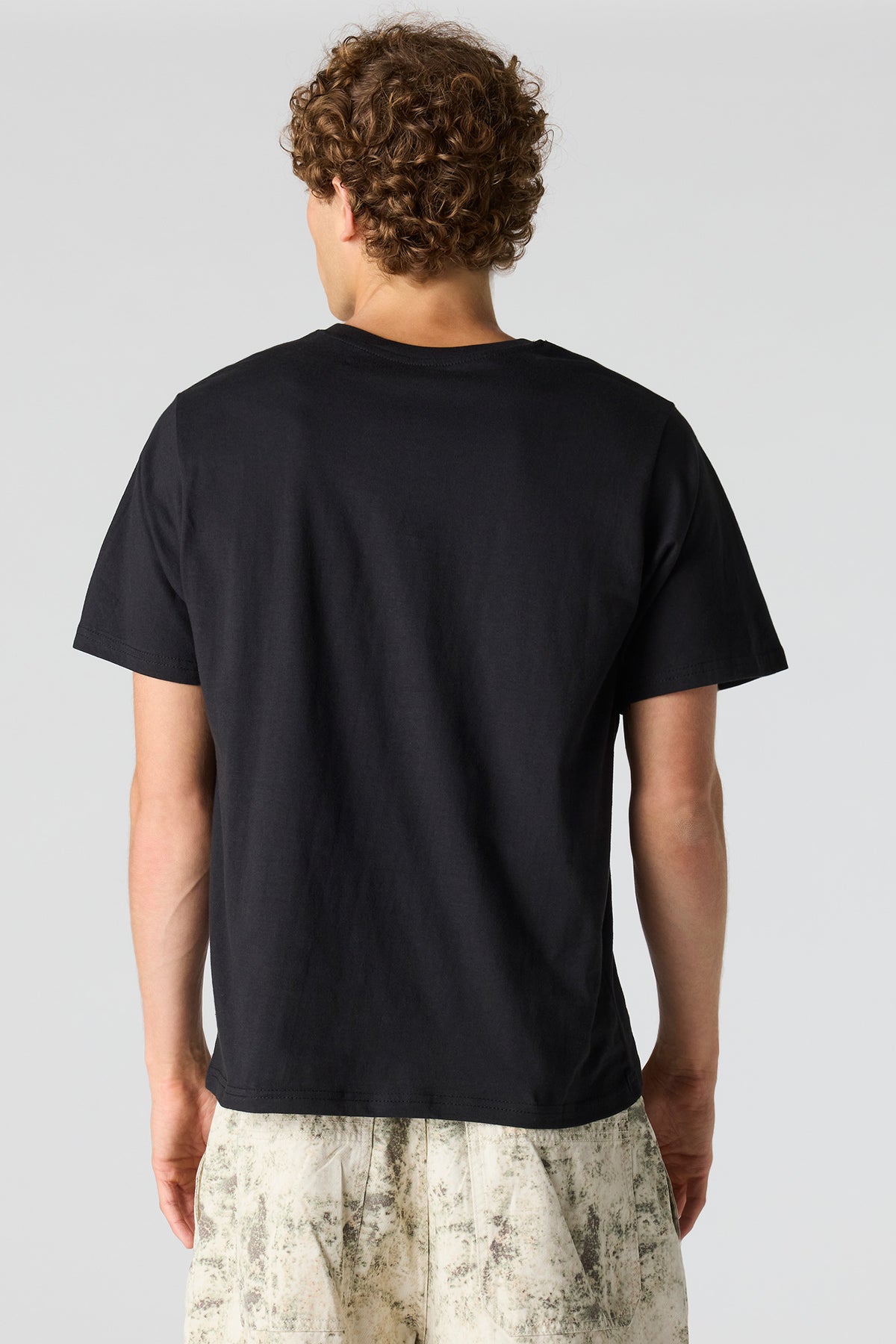 Alt View 2. Graphic T-Shirt - Black
