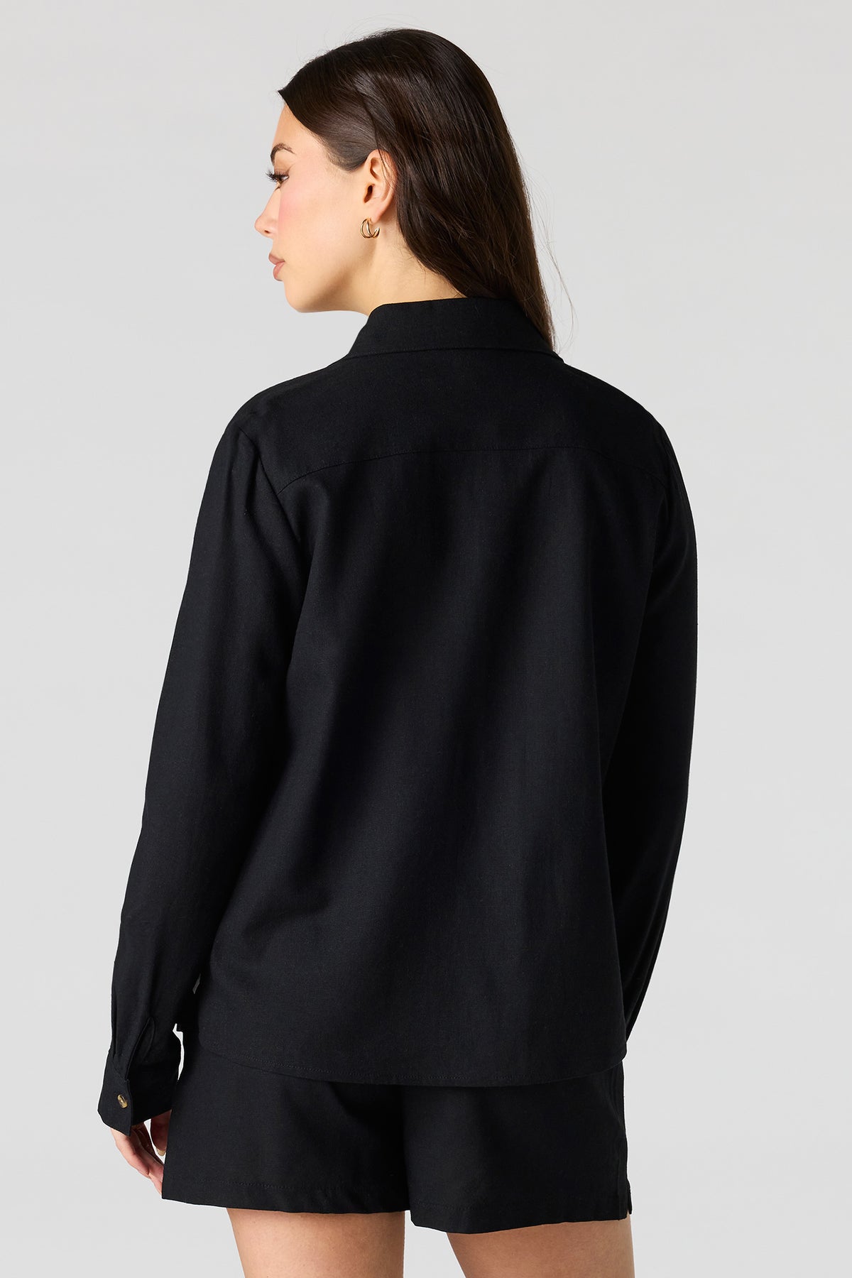 Vue alternative 2. Haut boutonné en mélange de lin avec col