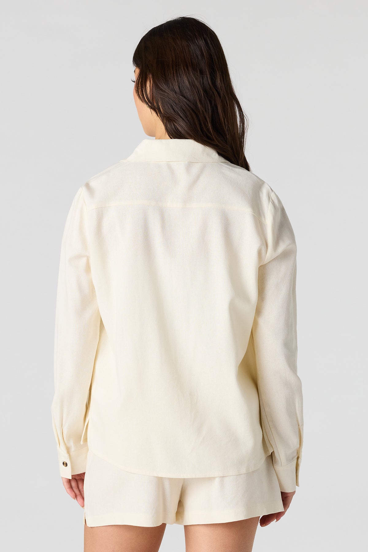 Vue alternative 2. Haut boutonné en mélange de lin avec col