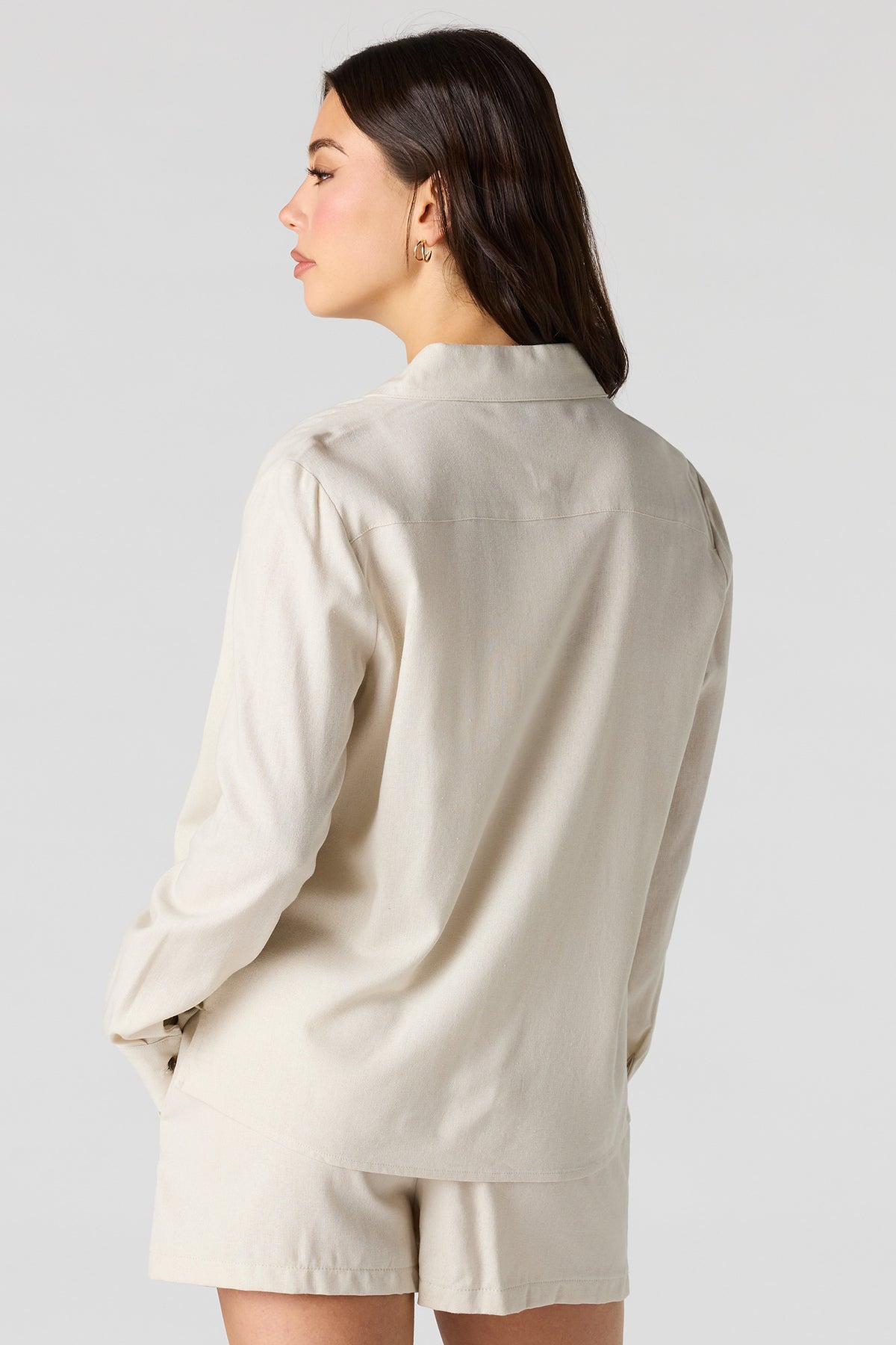 Vue alternative 2. Haut boutonné en mélange de lin avec col