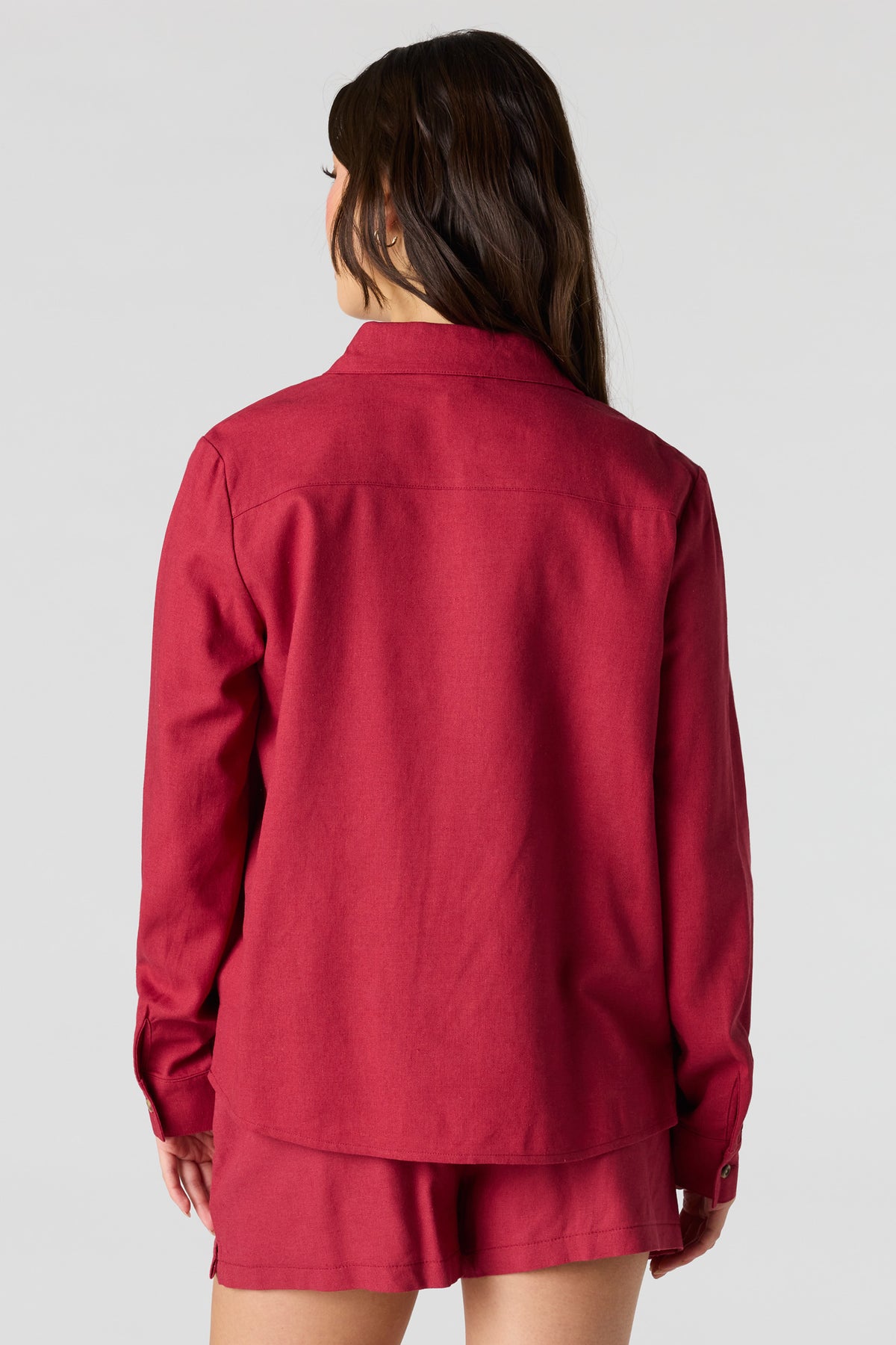 Vue alternative 2. Haut boutonné en mélange de lin avec col