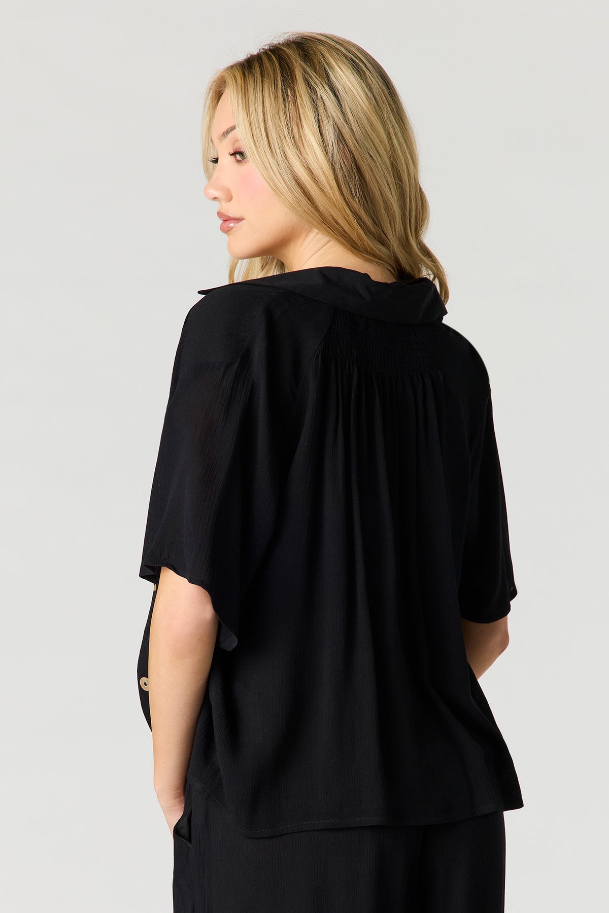 Vue alternative 2. Haut froissé boutonné à manche courte