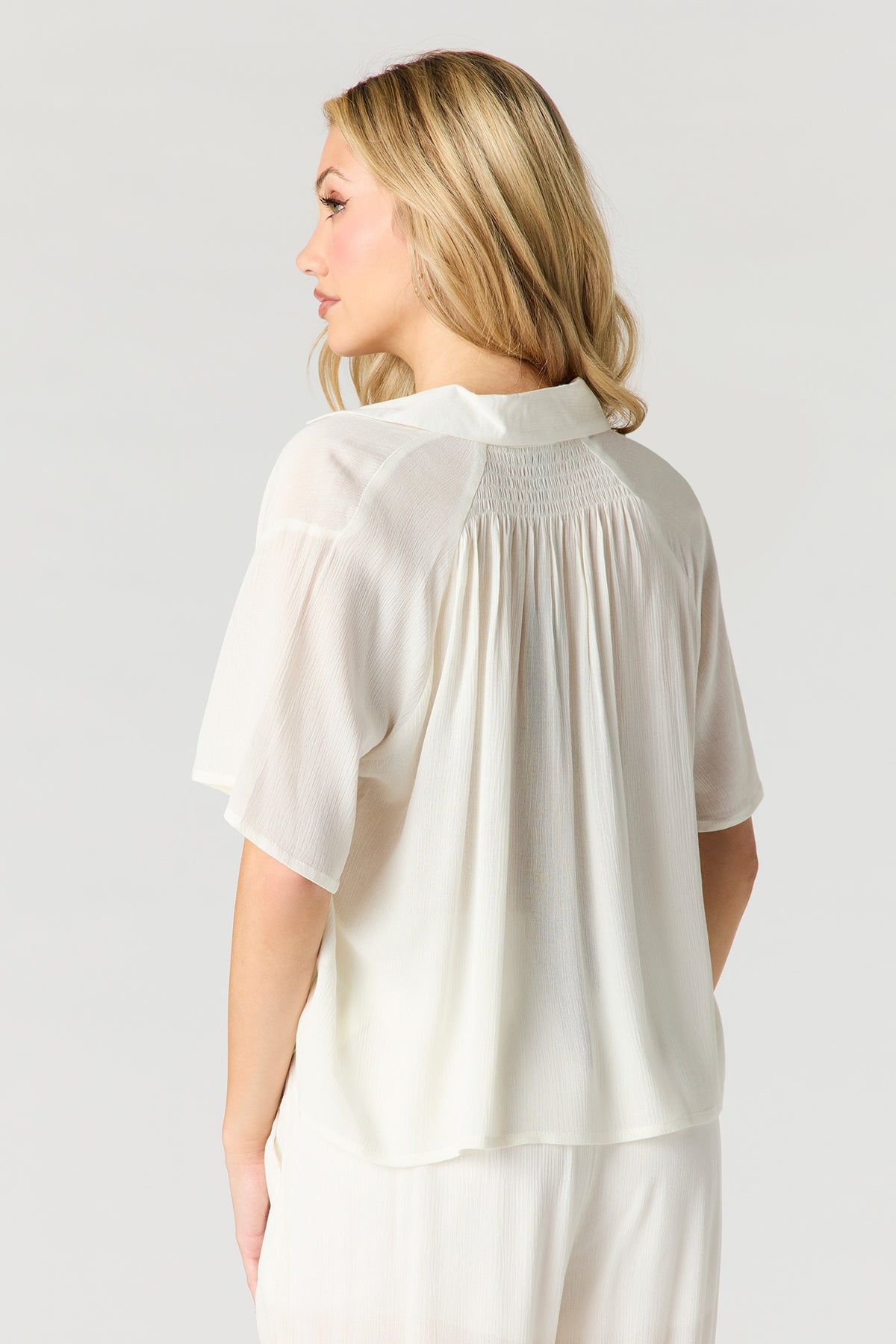 Vue alternative 2. Haut froissé boutonné à manche courte