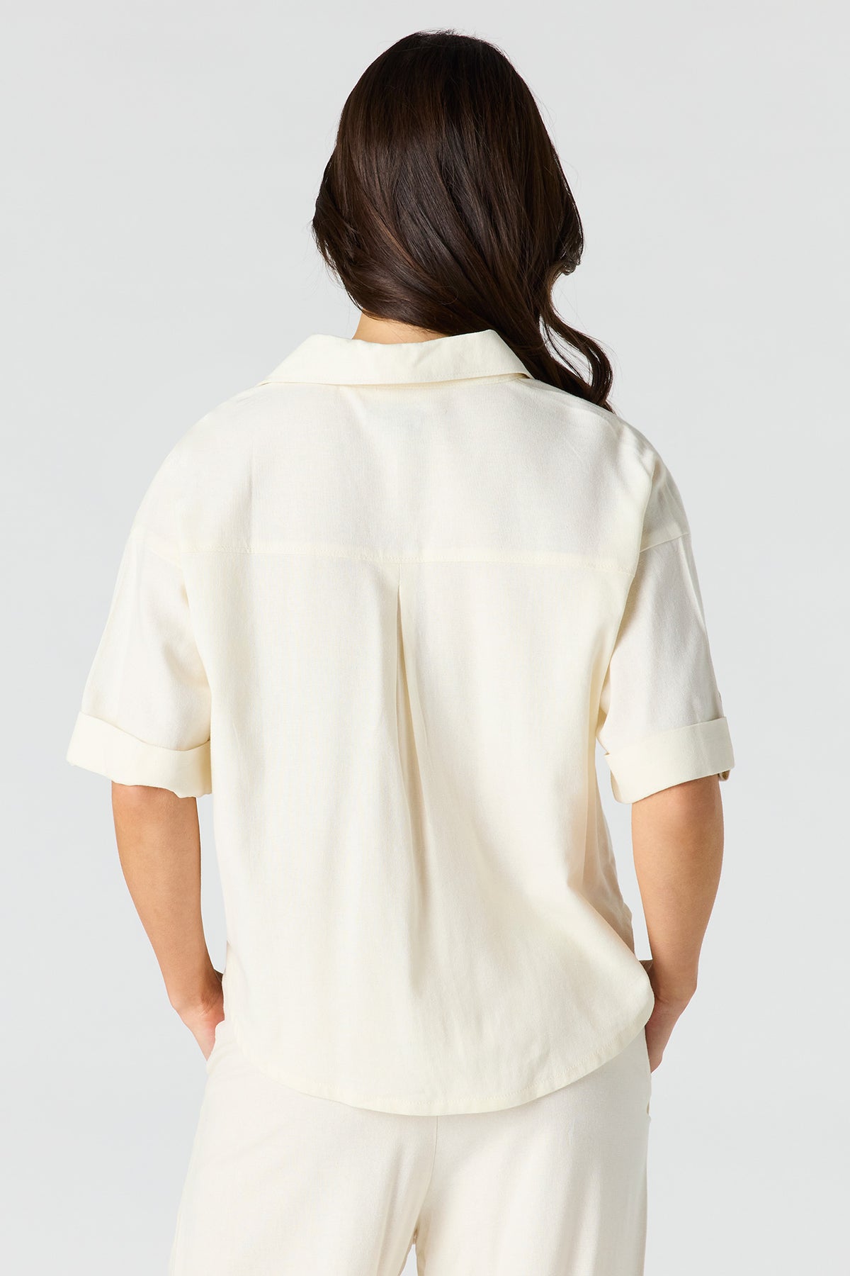 Alt View 2. Linen-Blend Button-Up Collared Crop Top - White